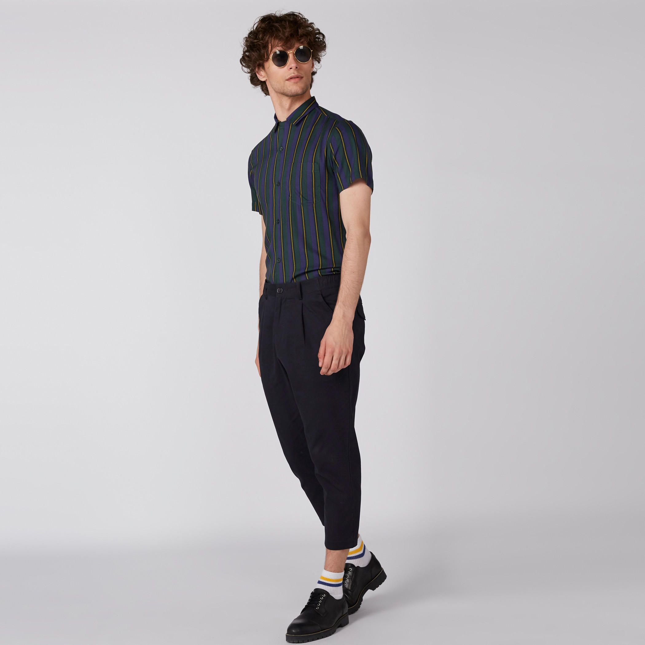قميص مقلّم بأكمام قصيرة وأزرار-men-clothing-shirts-image-1