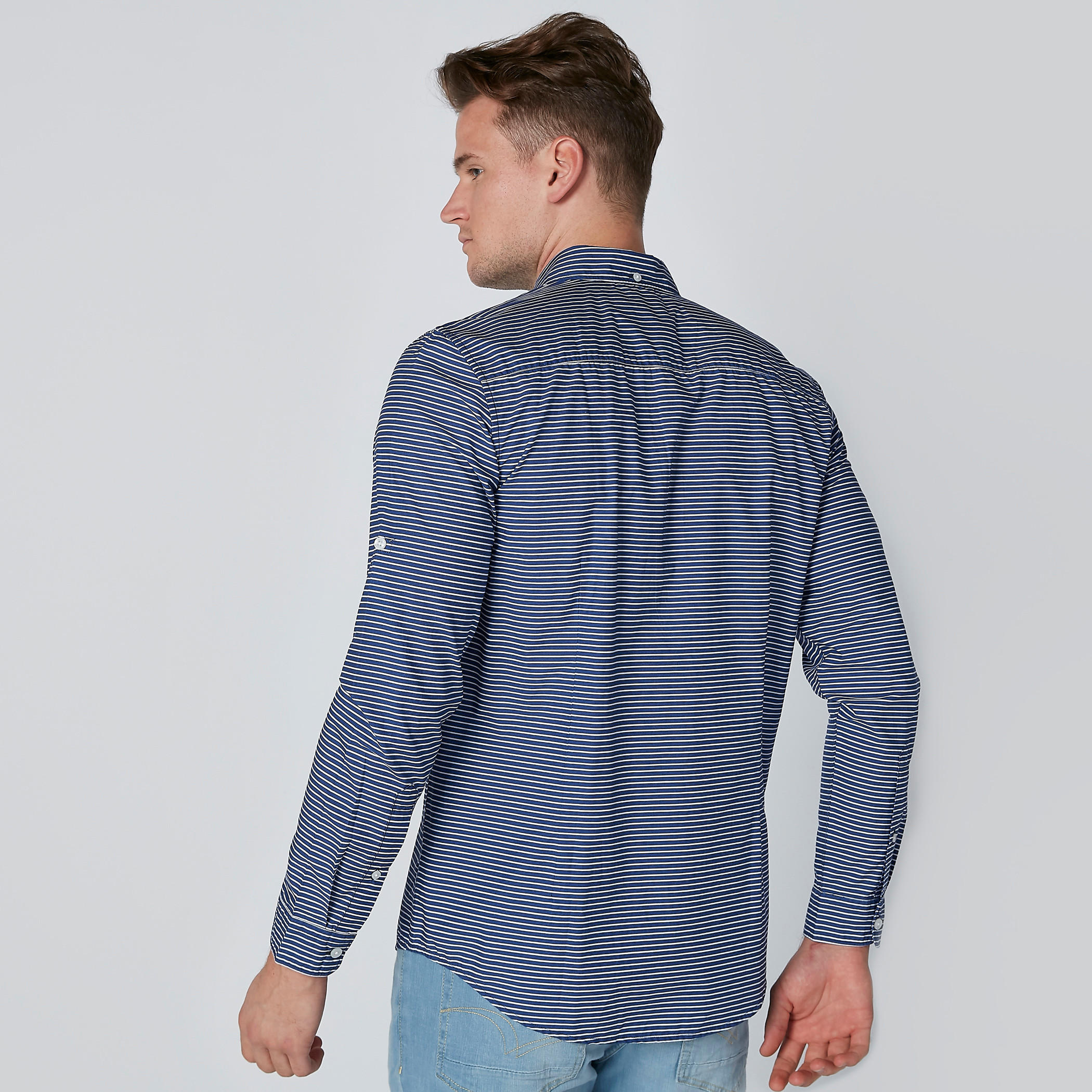 قميص مقلّم بأكمام طويلة وياقة بأزرار-men-clothing-shirts-image-2