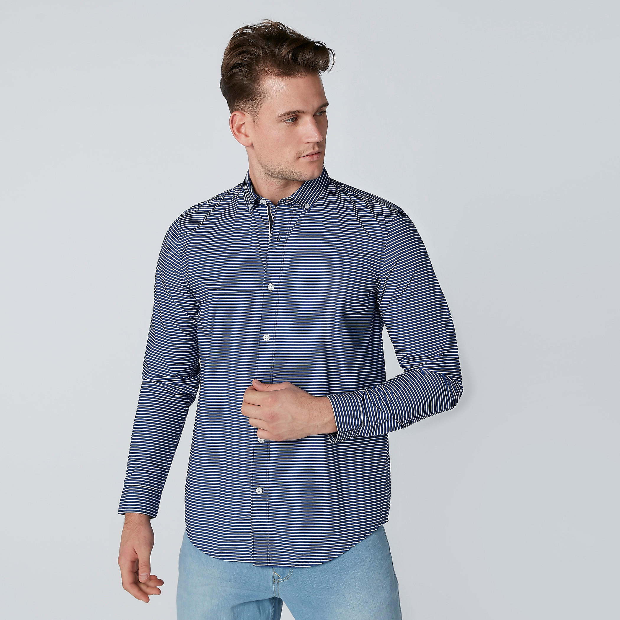 قميص مقلّم بأكمام طويلة وياقة بأزرار-men-clothing-shirts-image-1