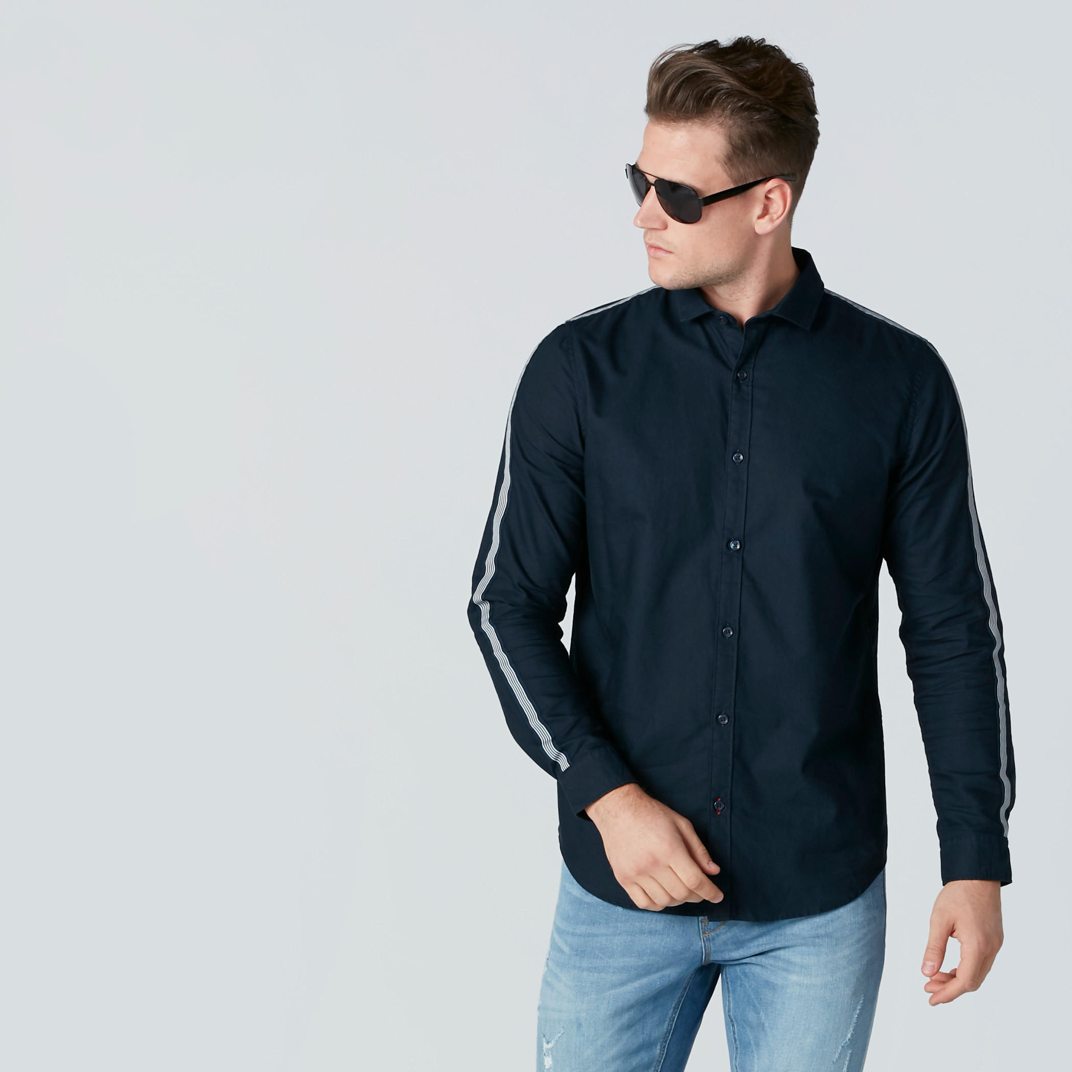 قميص بأكمام طويلة وتفاصيل مقلّمة وأزرار-men-clothing-shirts-image-1