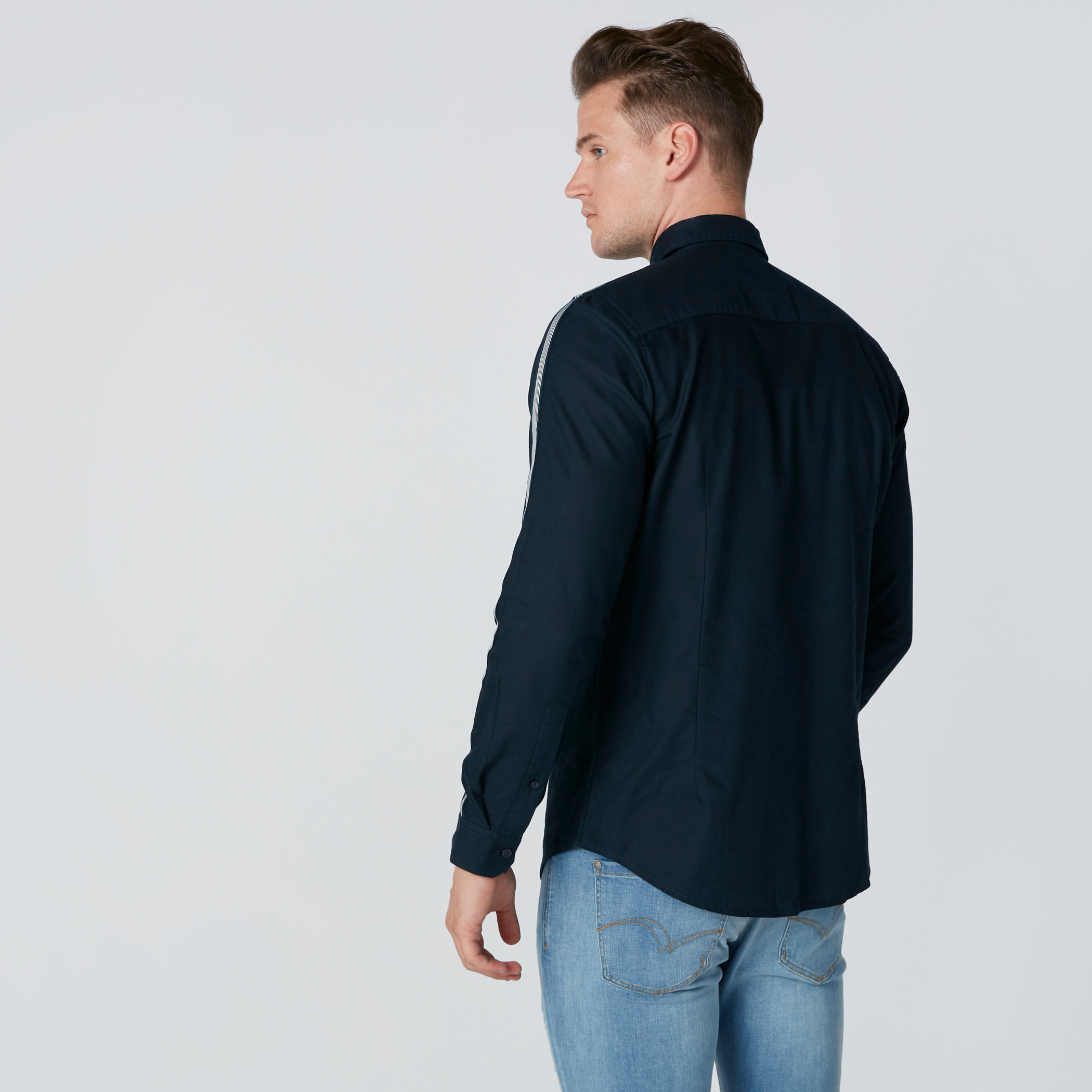 قميص بأكمام طويلة وتفاصيل مقلّمة وأزرار-men-clothing-shirts-image-2