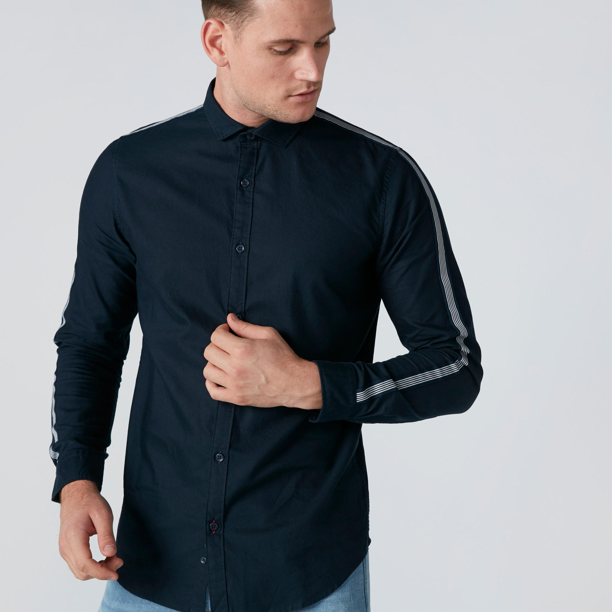 قميص بأكمام طويلة وتفاصيل مقلّمة وأزرار-men-clothing-shirts-image-3