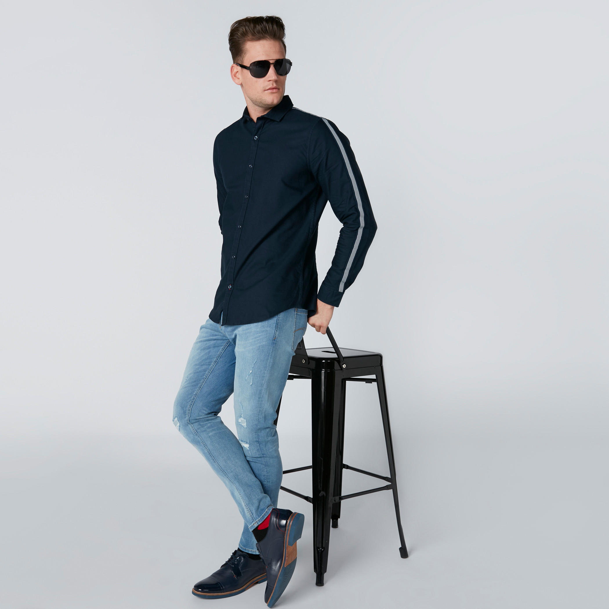 قميص بأكمام طويلة وتفاصيل مقلّمة وأزرار-men-clothing-shirts-image-4