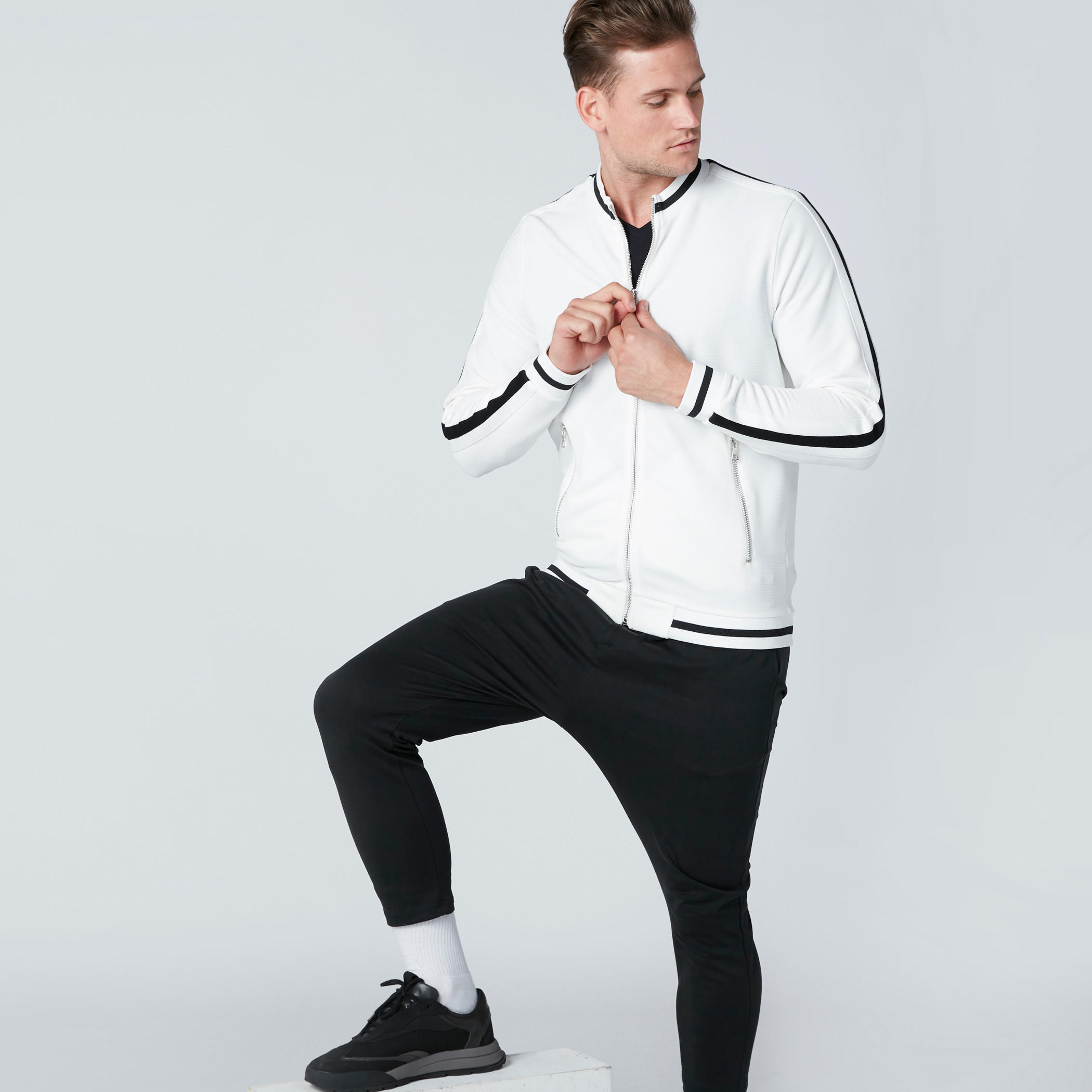 جاكيت بومبر بأكمام طويلة وسحّاب إغلاق-men-clothing-jacketsandblazers-jackets-image-1