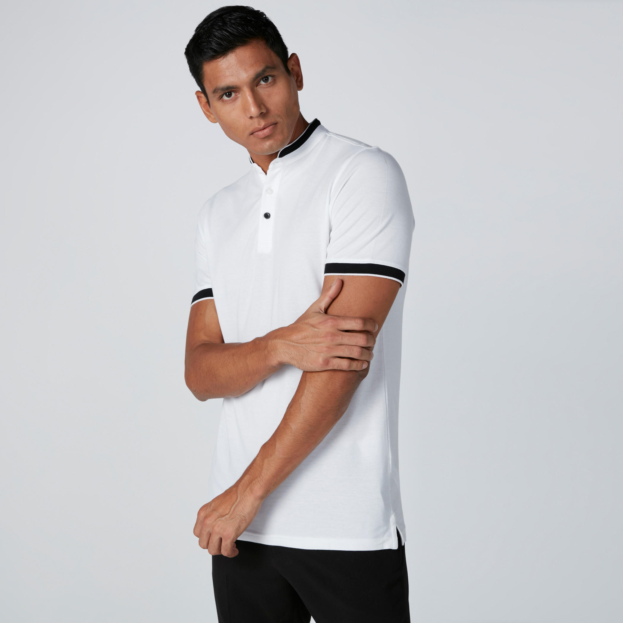 تيشيرت مطرز بياقة ماندارين وأكمام قصيرة وطبعات-men-clothing-tshirtsandpolos-polos-image-1