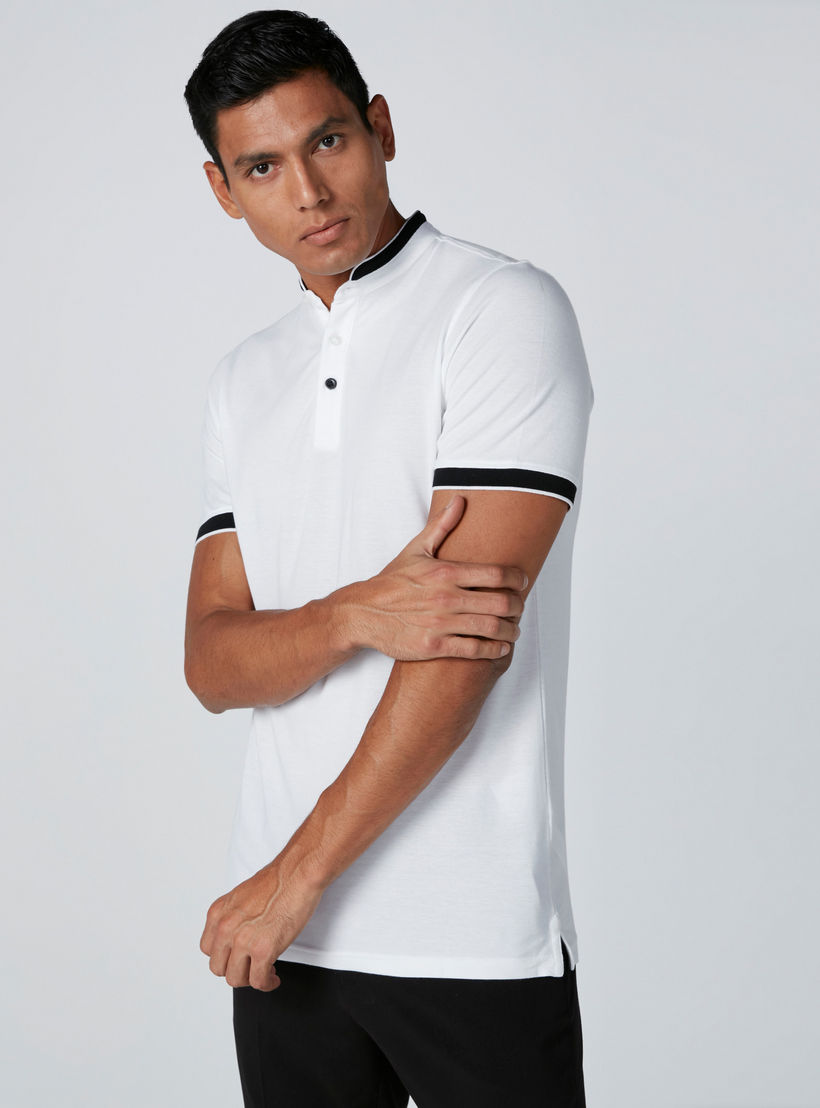 تيشيرت مطرز بياقة ماندارين وأكمام قصيرة وطبعات-men-clothing-tshirtsandpolos-polos-image-1