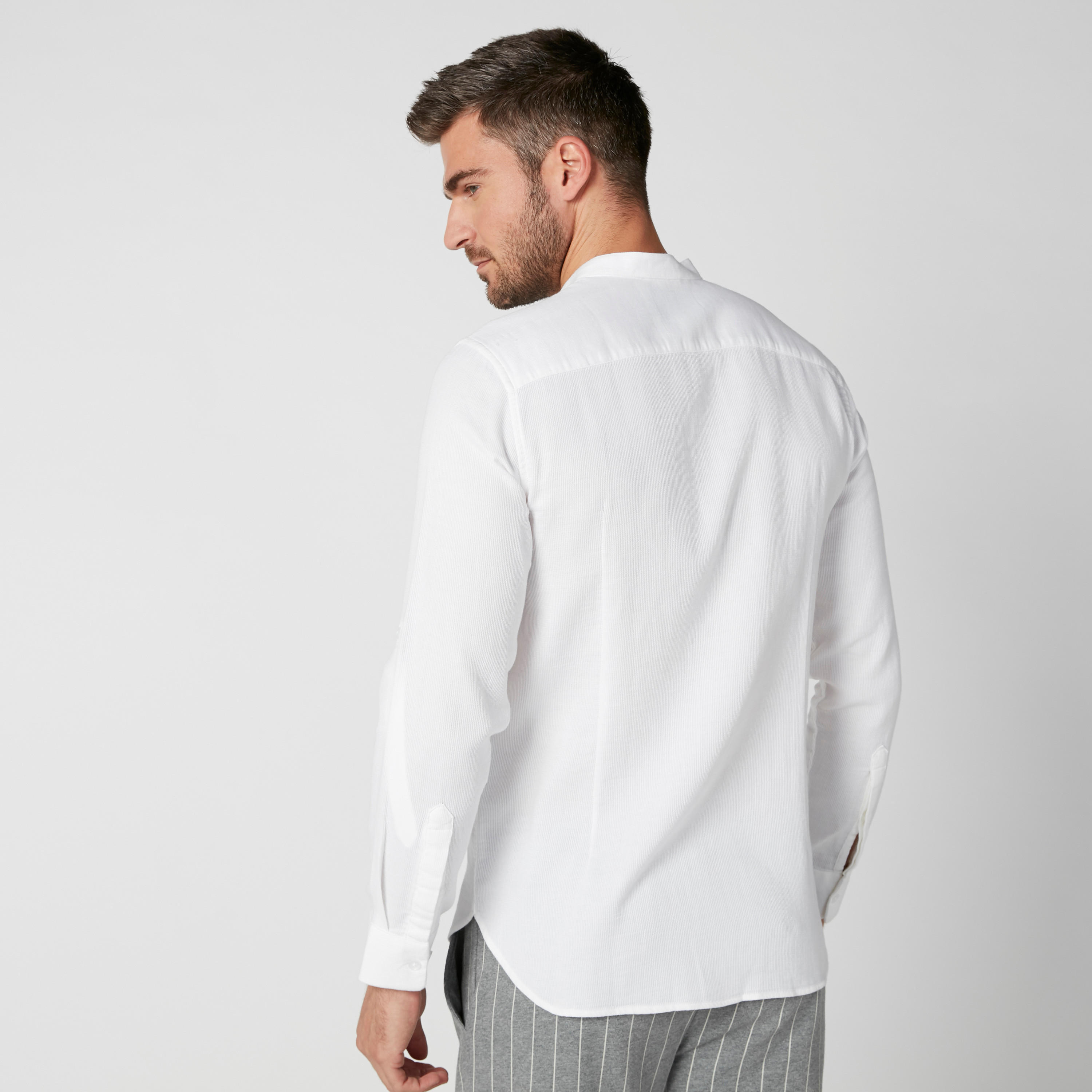 قميص بأكمام طويلة وياقة ماندارين وأزرار-men-clothing-shirts-image-2