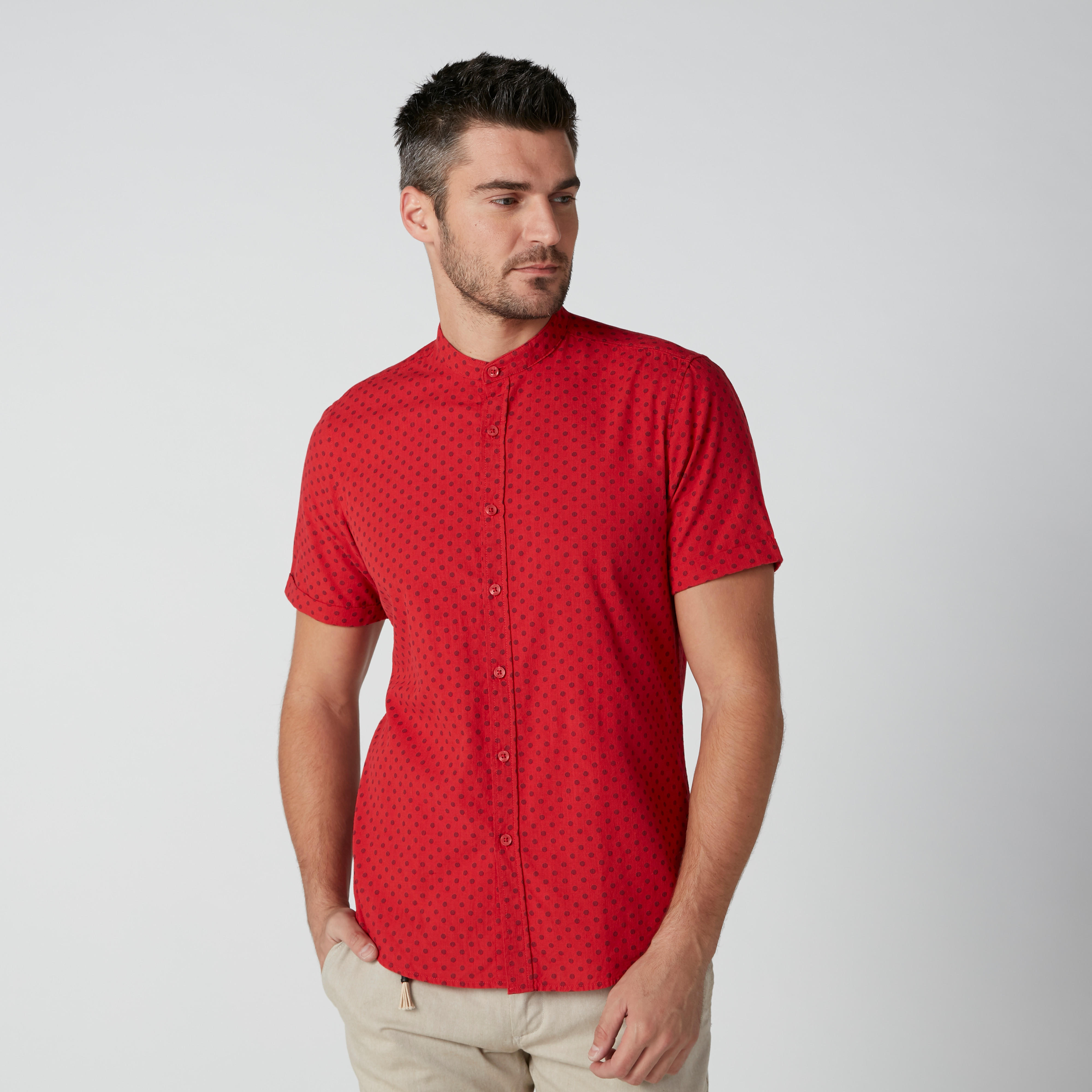 قميص بياقة ماندارين وأكمام قصيرة وطبعات منقطّة-men-clothing-shirts-image-1