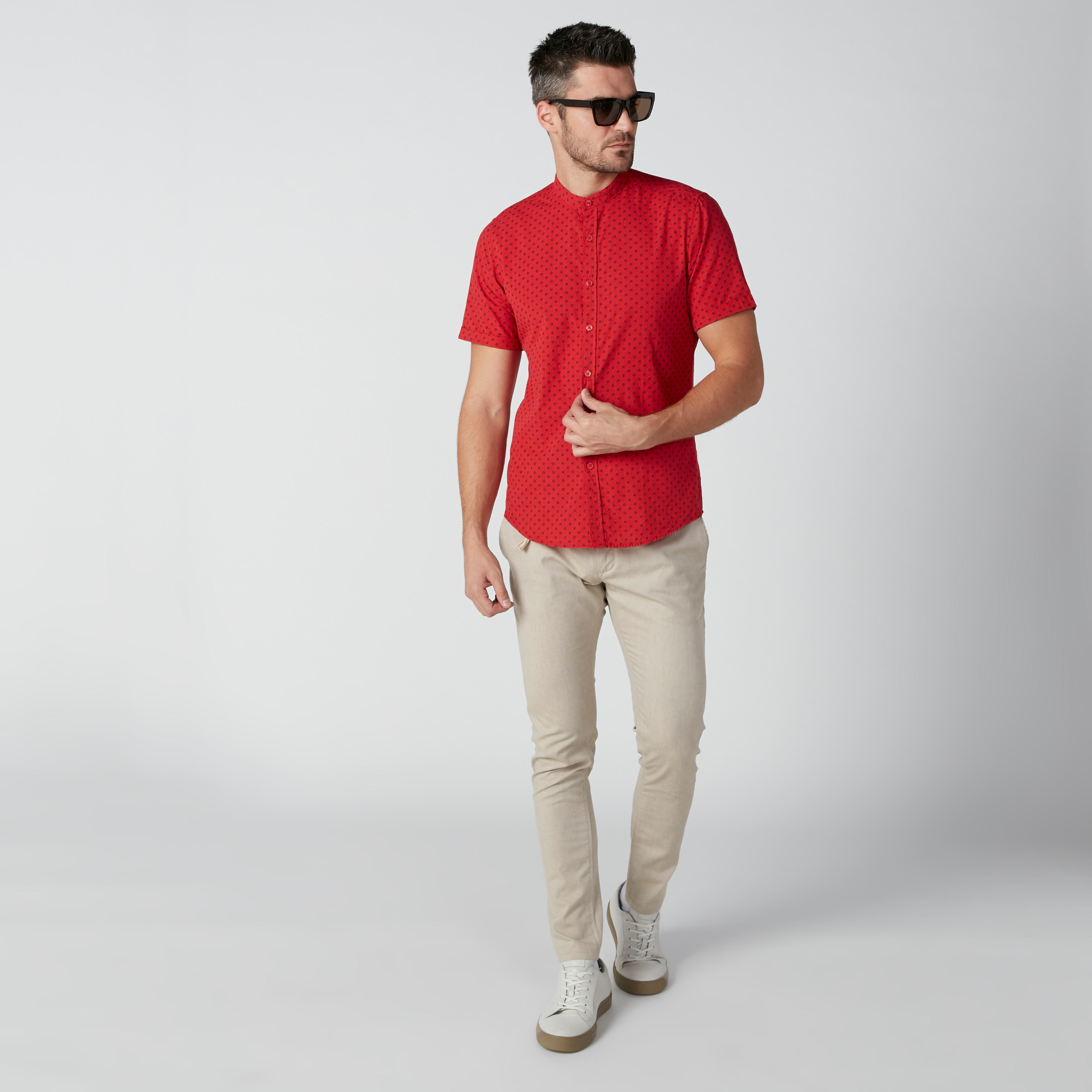 قميص بياقة ماندارين وأكمام قصيرة وطبعات منقطّة-men-clothing-shirts-image-2