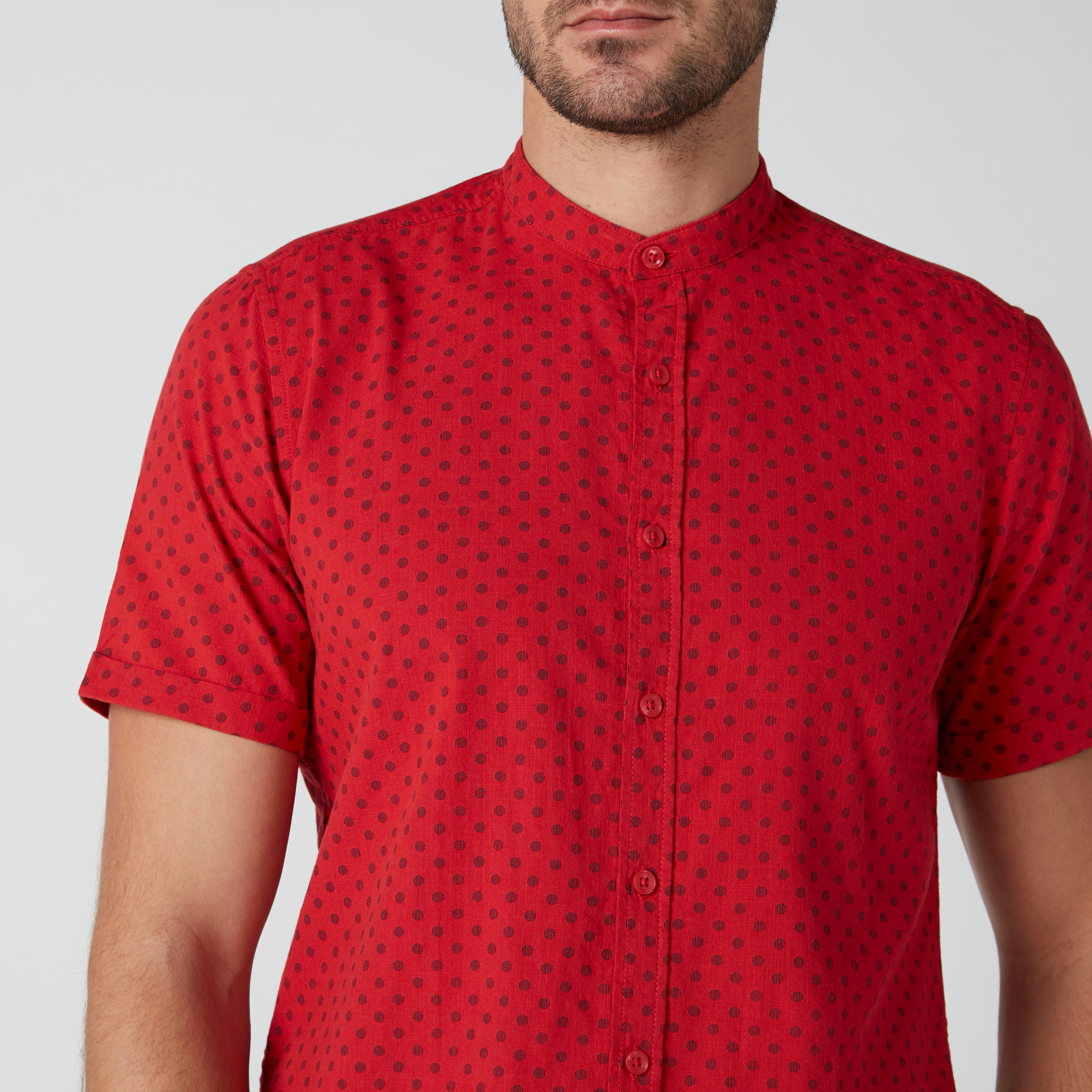 قميص بياقة ماندارين وأكمام قصيرة وطبعات منقطّة-men-clothing-shirts-image-4