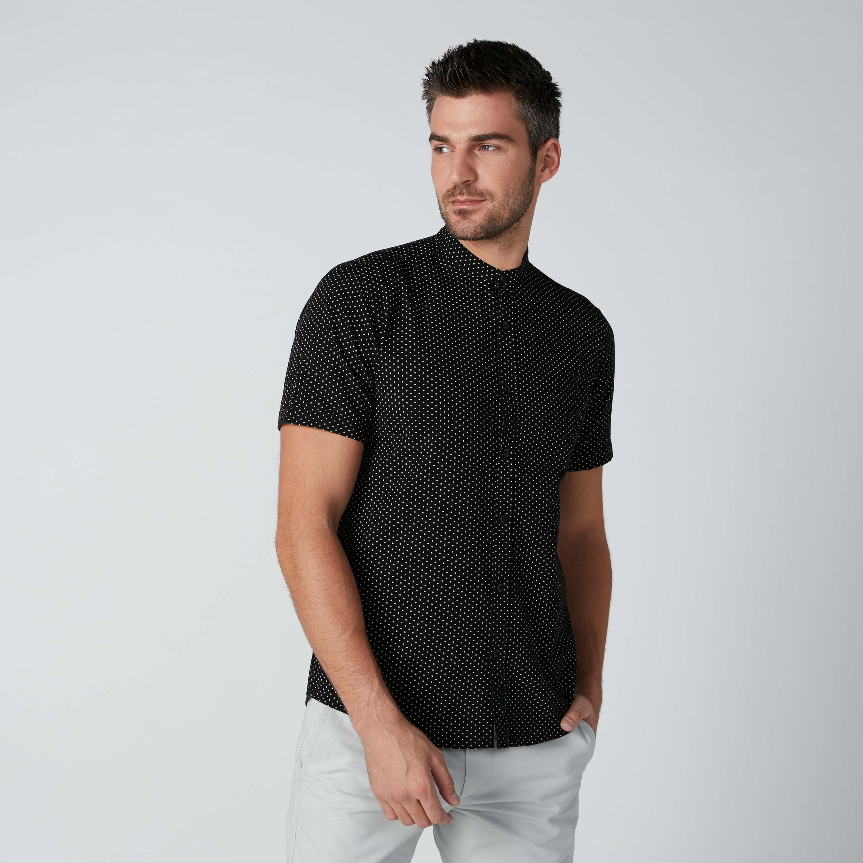 قميص بياقة ماندارين وأكمام قصيرة وطبعات منقطّة-men-clothing-shirts-image-1