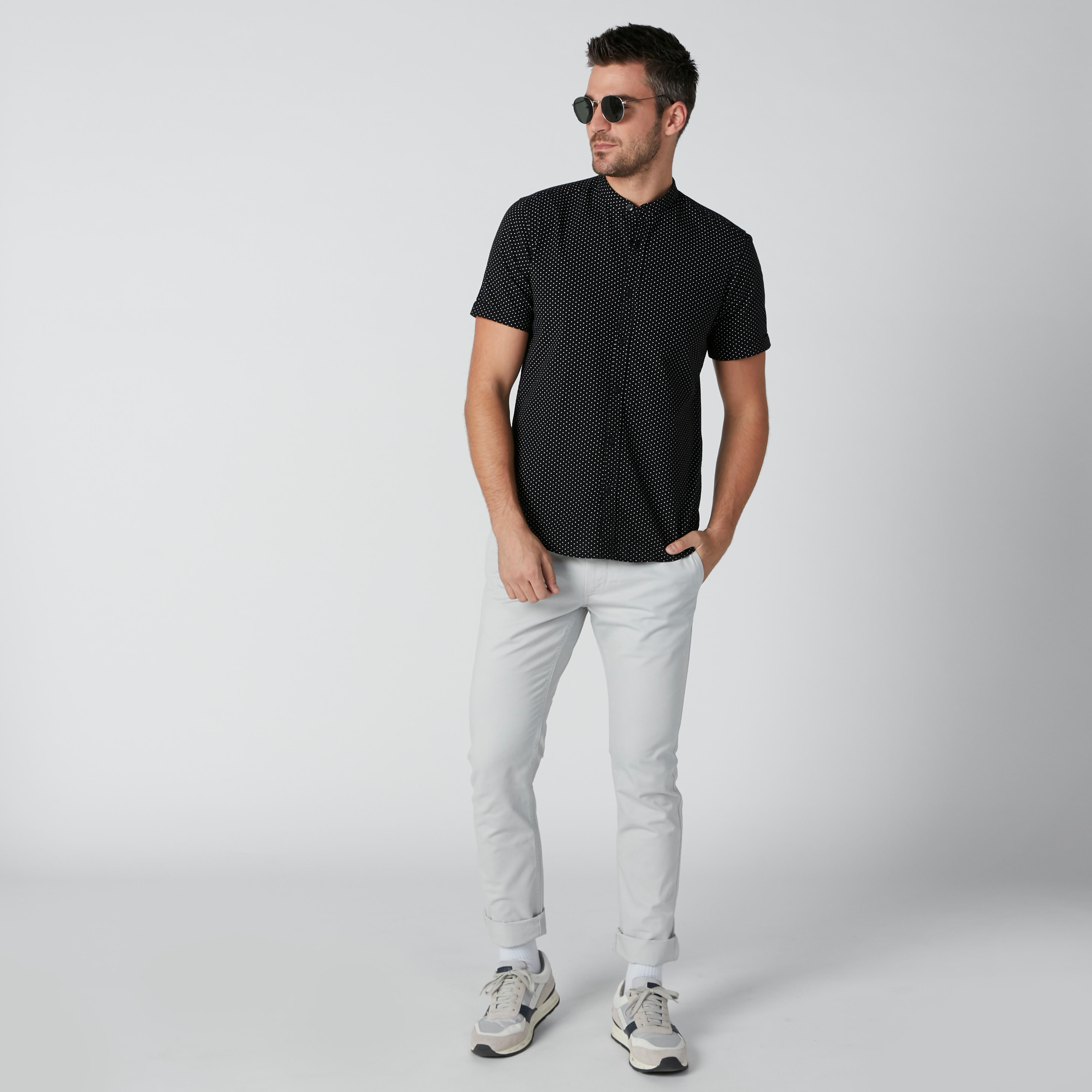 قميص بياقة ماندارين وأكمام قصيرة وطبعات منقطّة-men-clothing-shirts-image-2
