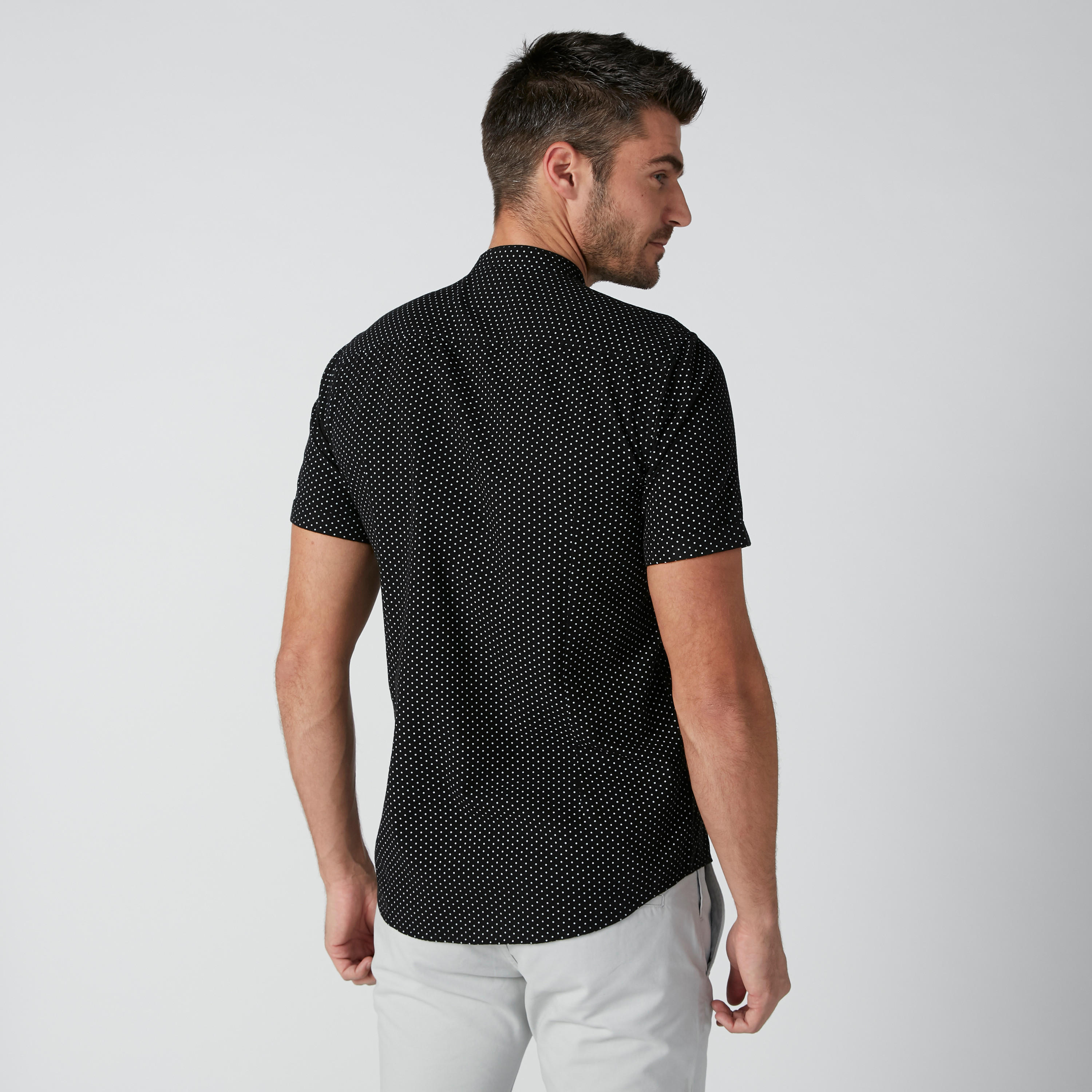 قميص بياقة ماندارين وأكمام قصيرة وطبعات منقطّة-men-clothing-shirts-image-3
