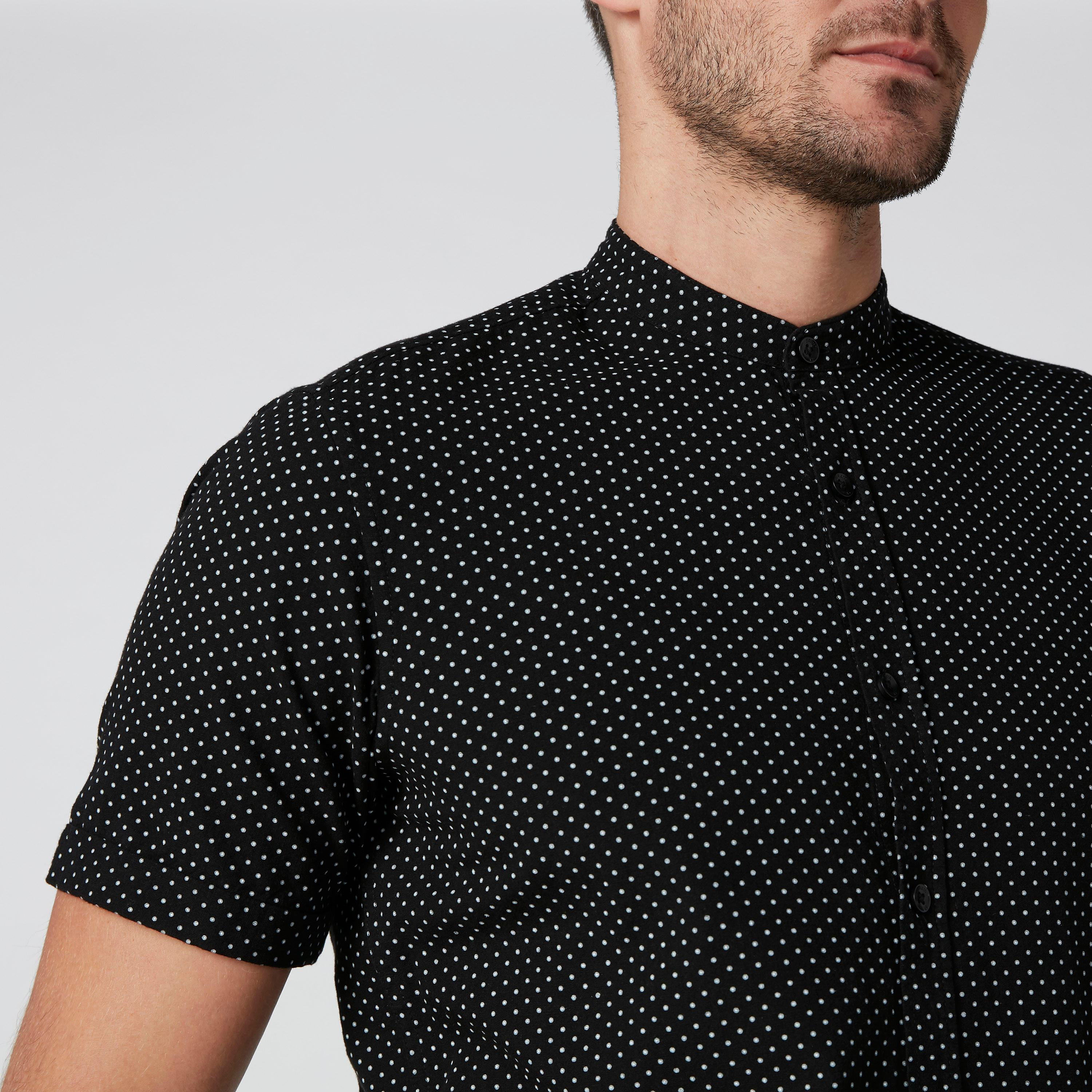 قميص بياقة ماندارين وأكمام قصيرة وطبعات منقطّة-men-clothing-shirts-image-4
