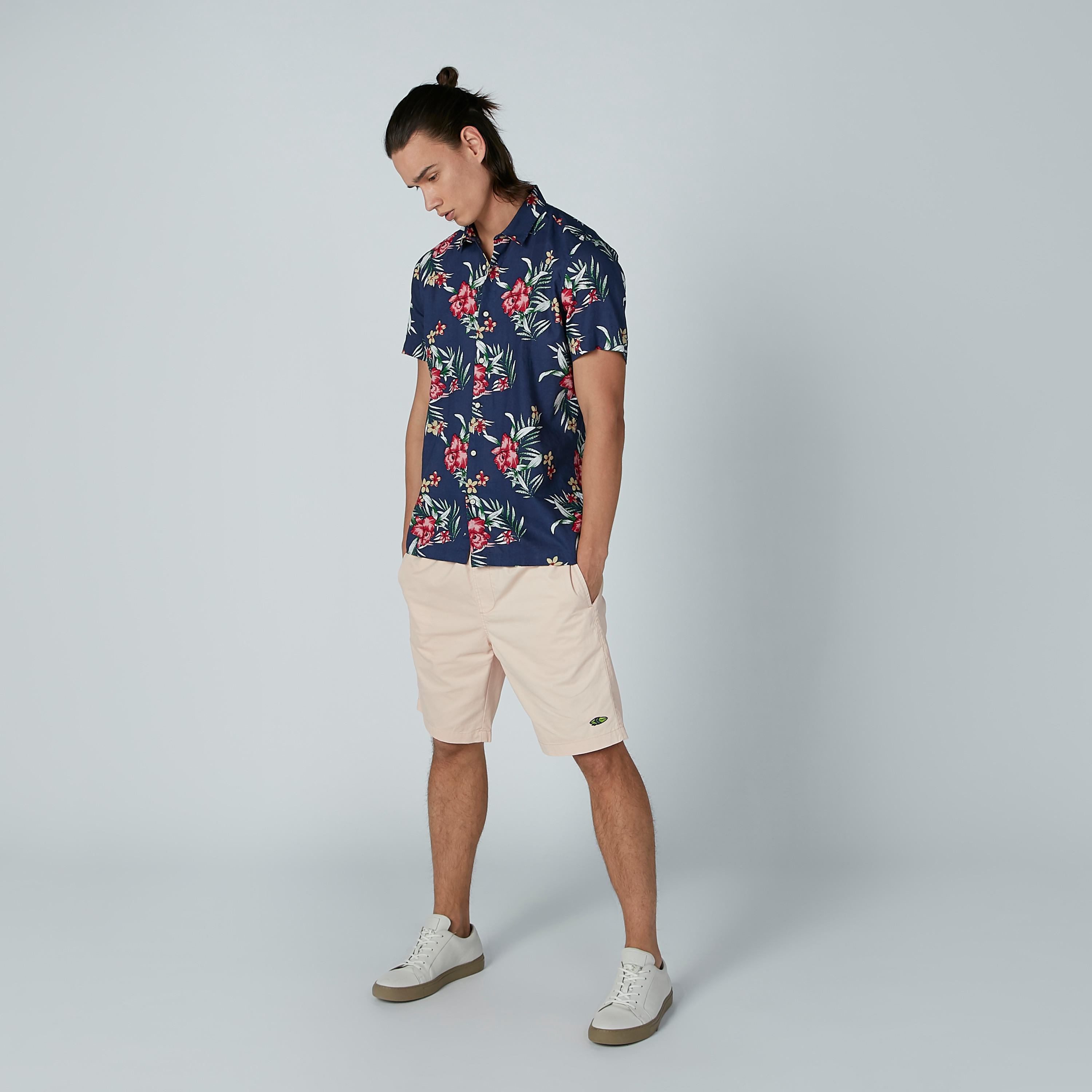 قميص بأكمام قصيرة وياقة واسعة وطبعات زهرية-men-clothing-shirts-image-1