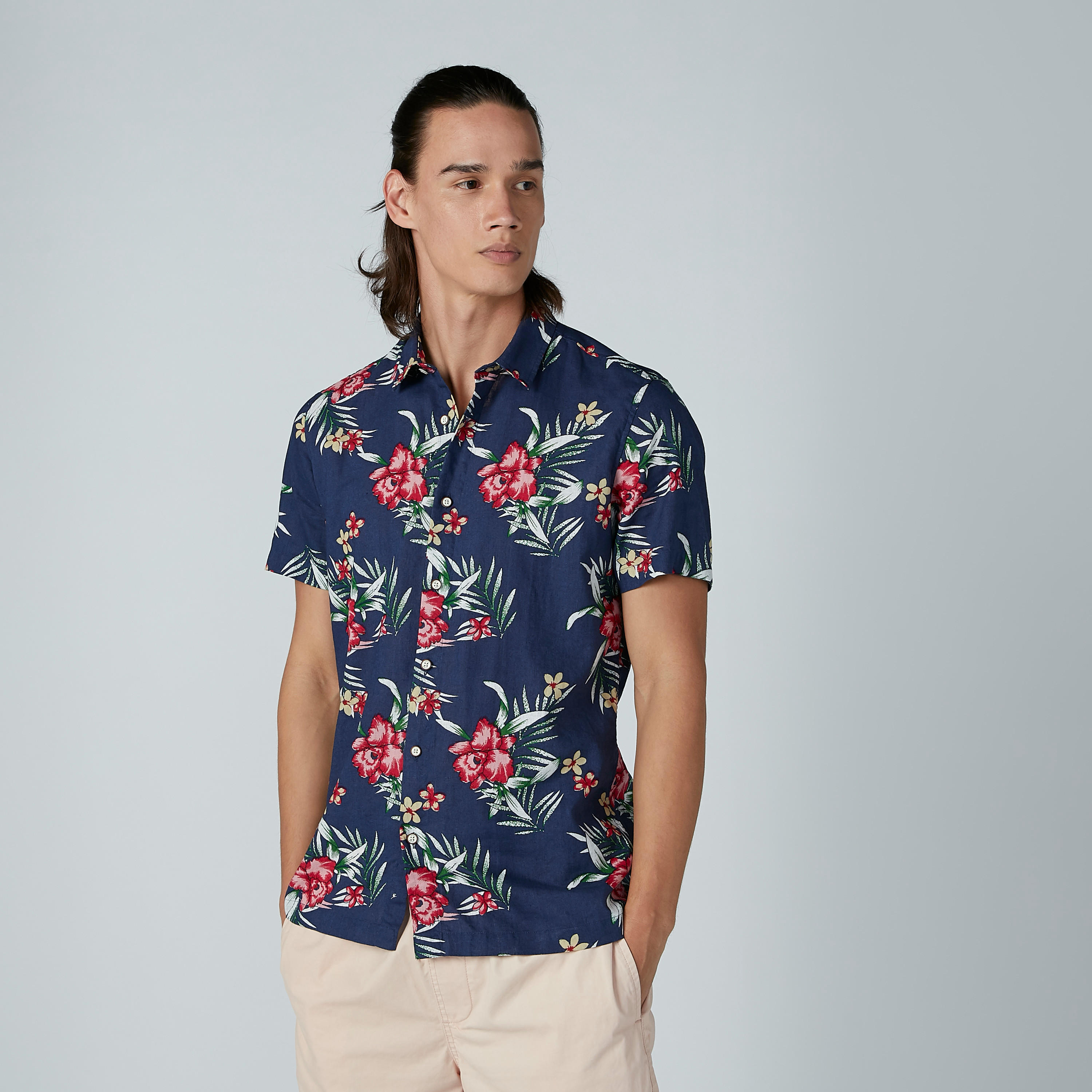 قميص بأكمام قصيرة وياقة واسعة وطبعات زهرية-men-clothing-shirts-image-2