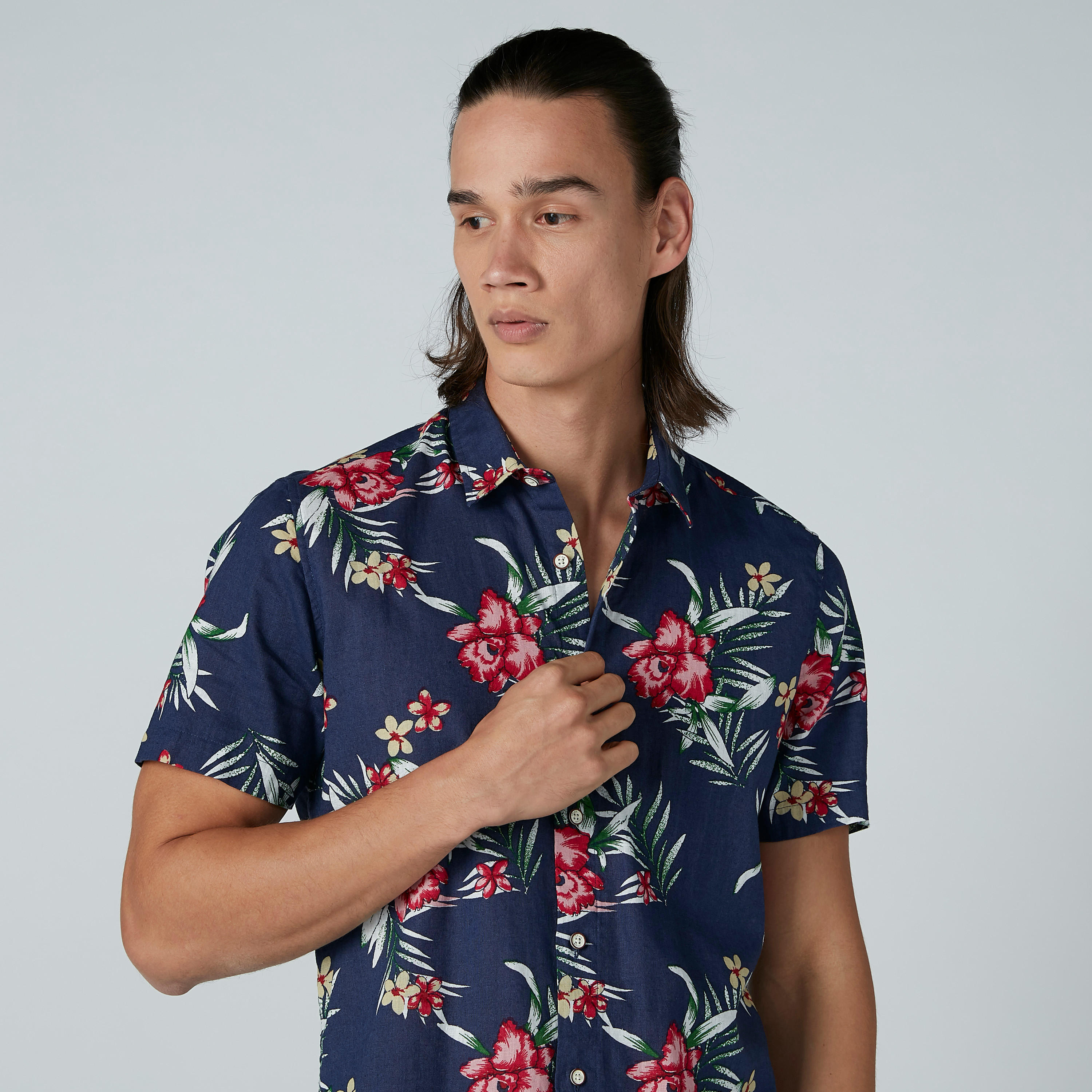 قميص بأكمام قصيرة وياقة واسعة وطبعات زهرية-men-clothing-shirts-image-3