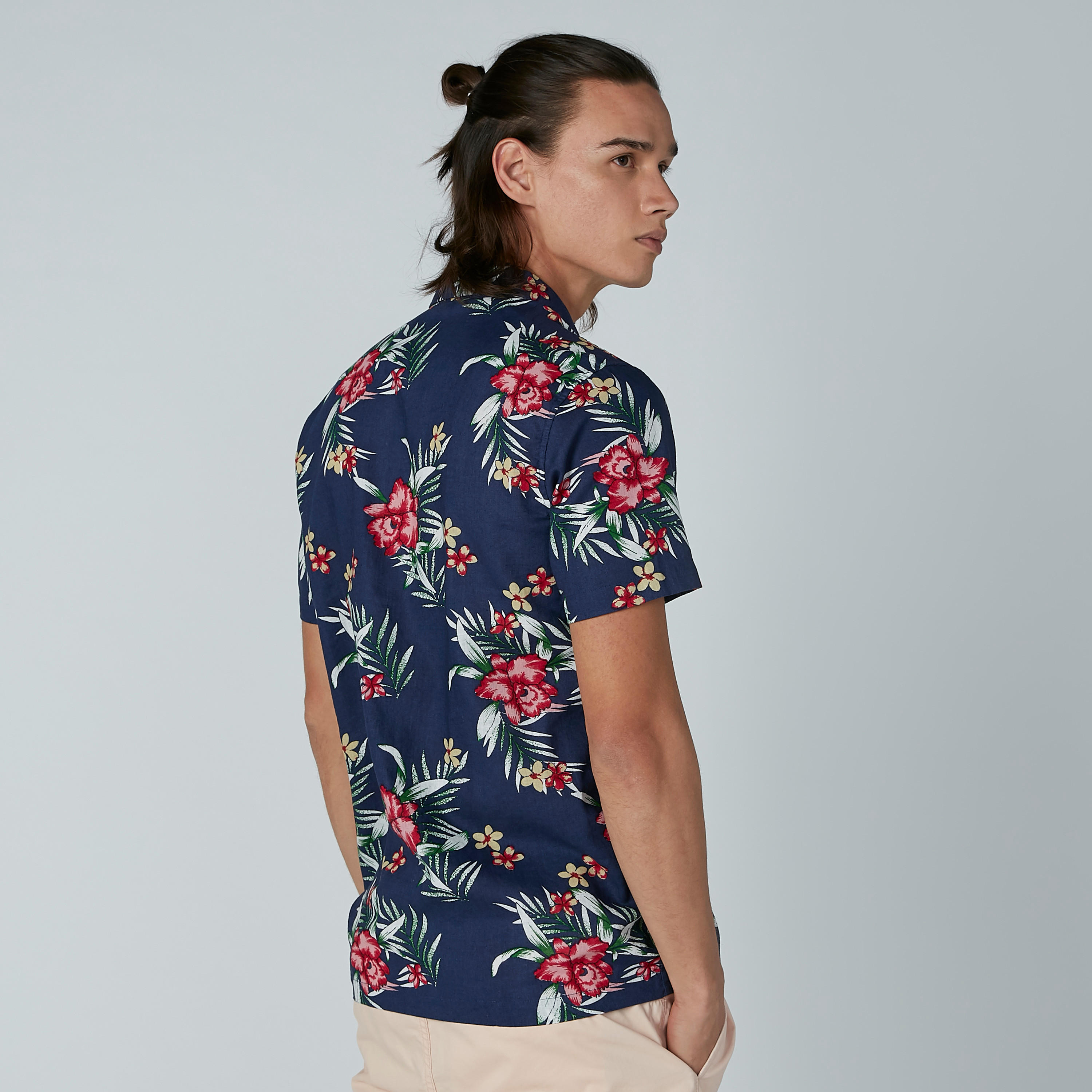 قميص بأكمام قصيرة وياقة واسعة وطبعات زهرية-men-clothing-shirts-image-4