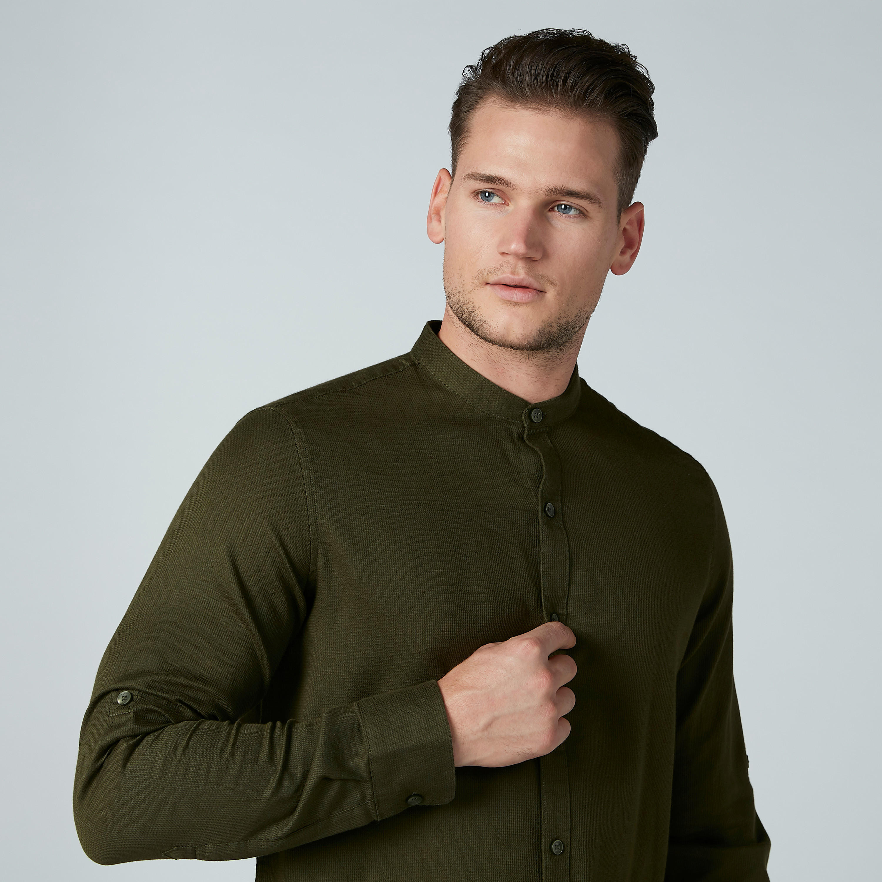 قميص سادة بياقة ماندارين وأكمام طويلة-men-clothing-shirts-image-2