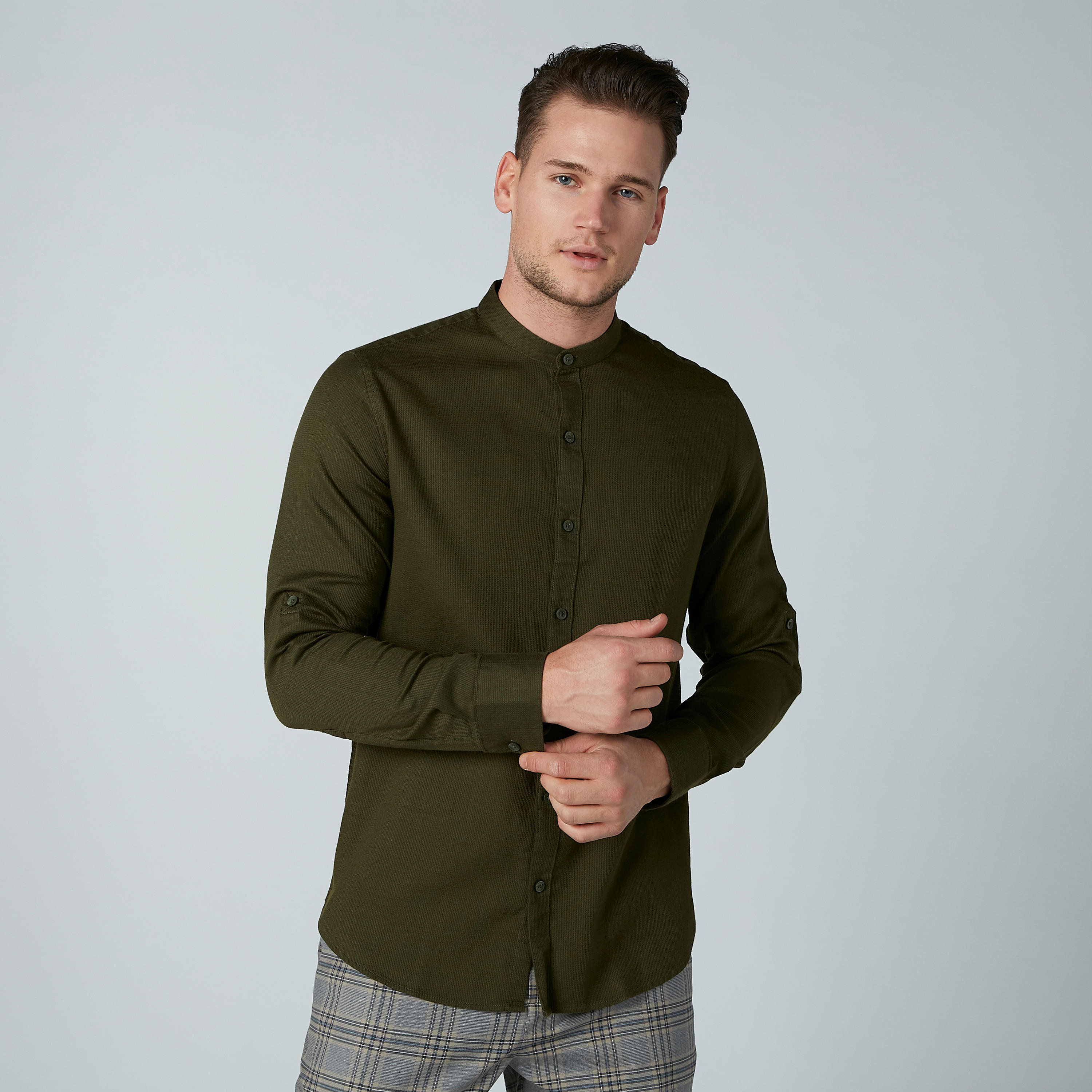 قميص سادة بياقة ماندارين وأكمام طويلة-men-clothing-shirts-image-3
