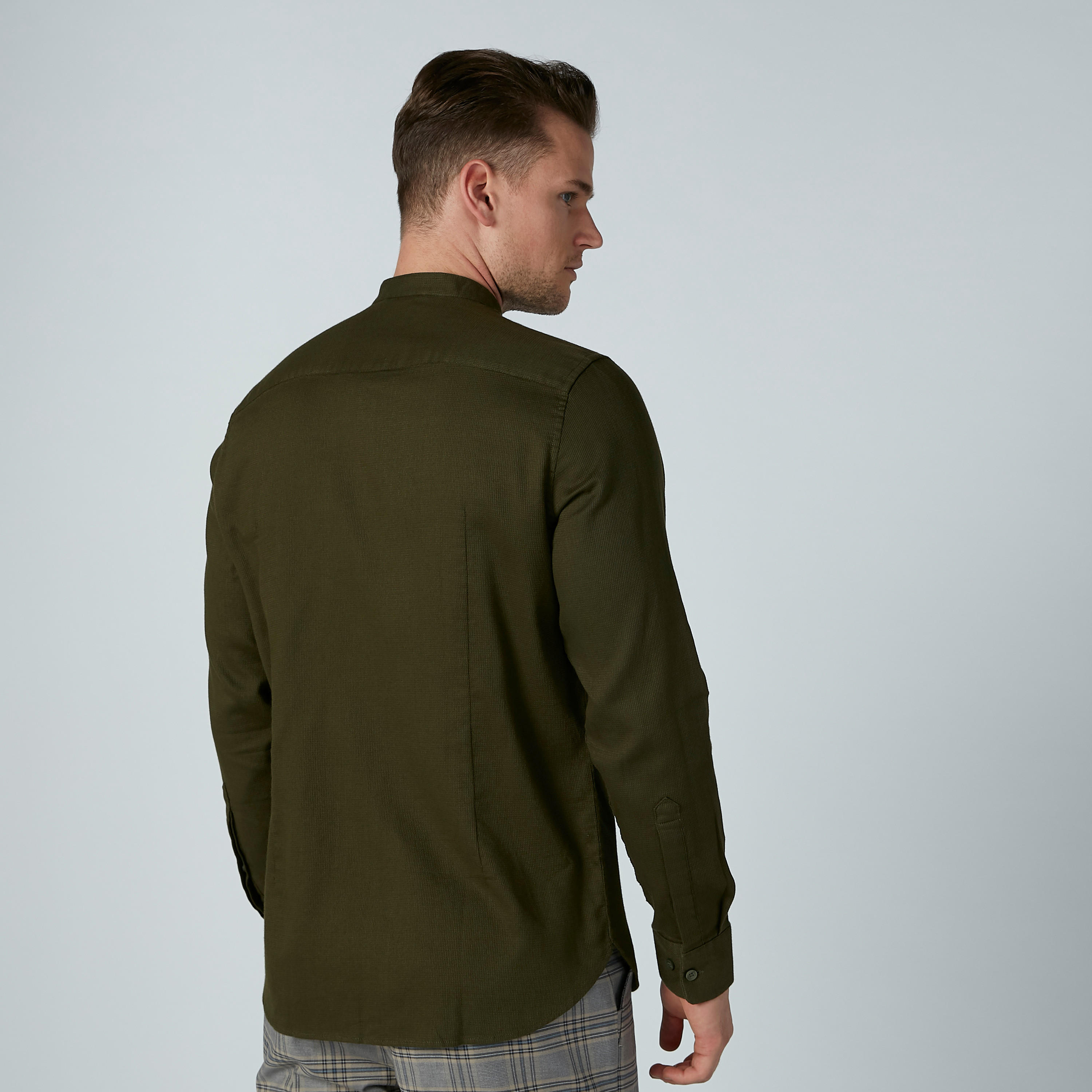 قميص سادة بياقة ماندارين وأكمام طويلة-men-clothing-shirts-image-4
