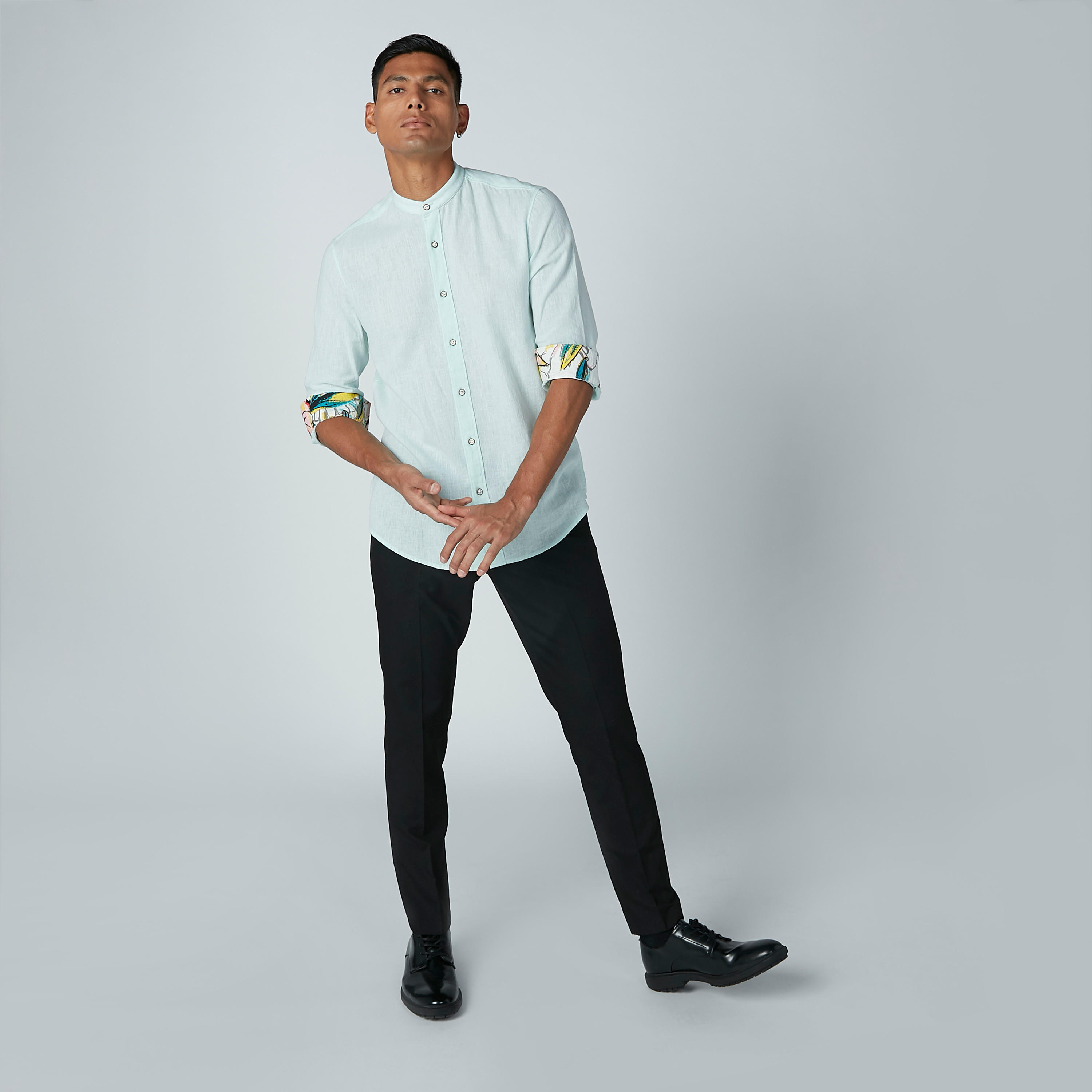قميص سادة بياقة ماندارين وأكمام طويلة-men-clothing-shirts-image-1