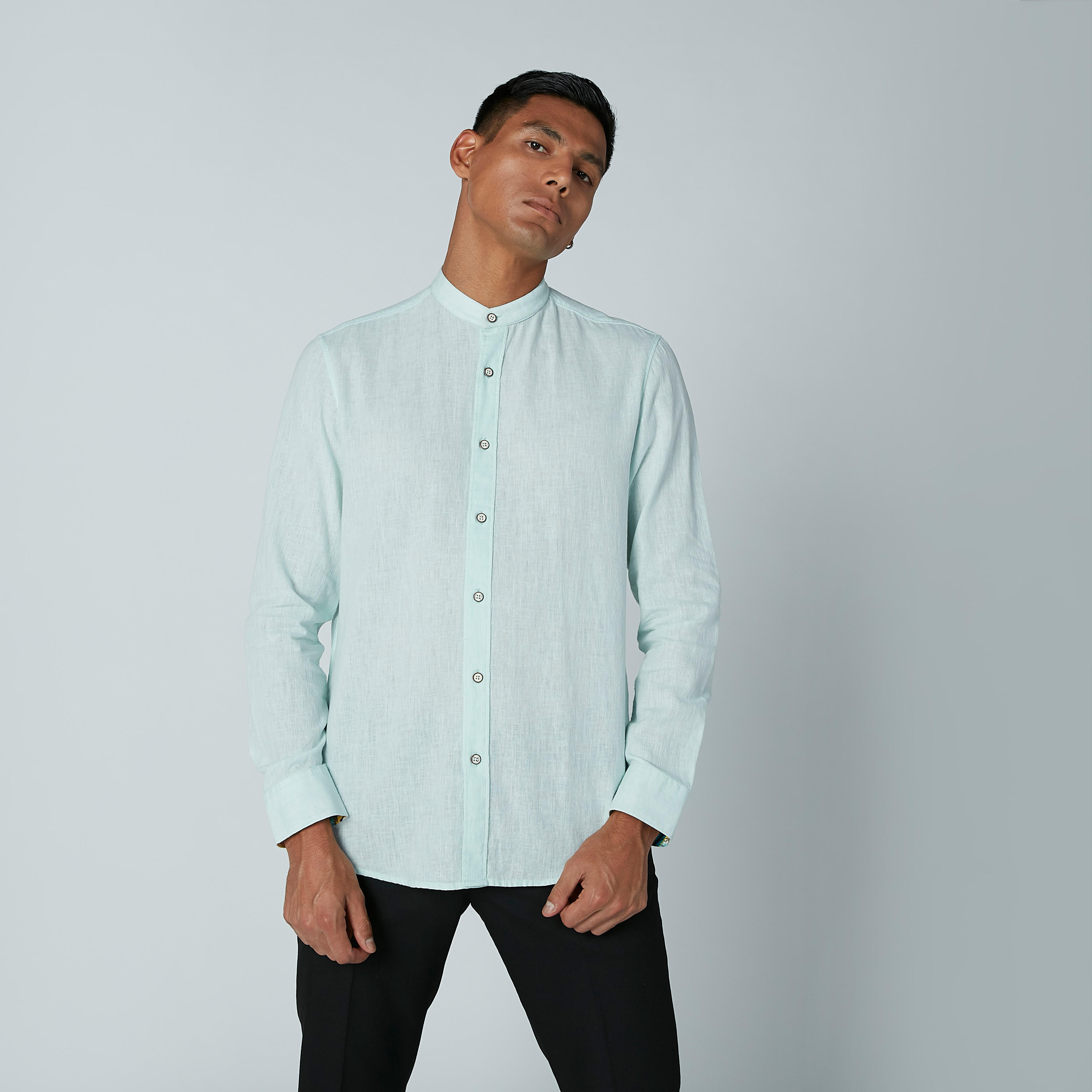 قميص سادة بياقة ماندارين وأكمام طويلة-men-clothing-shirts-image-2