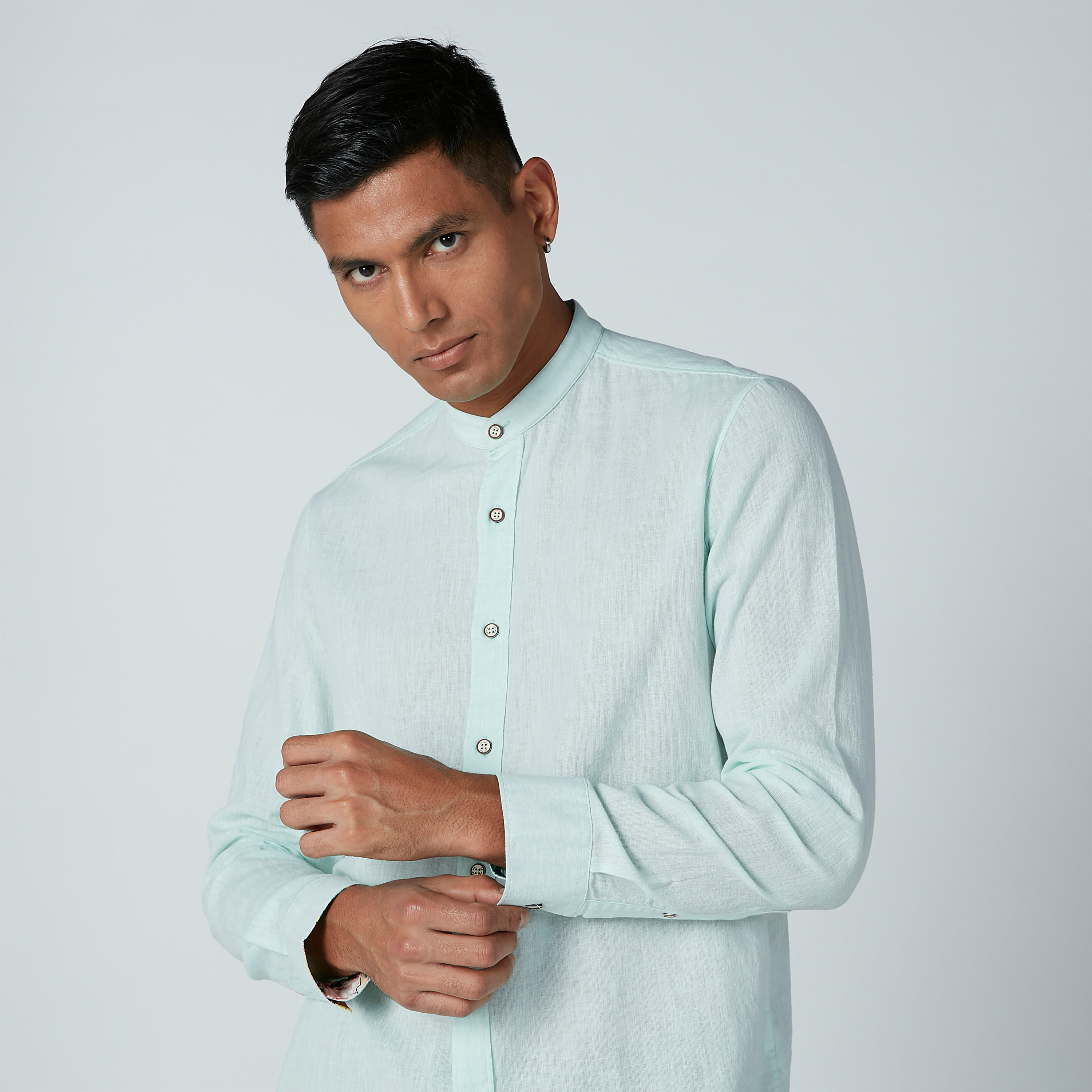 قميص سادة بياقة ماندارين وأكمام طويلة-men-clothing-shirts-image-5