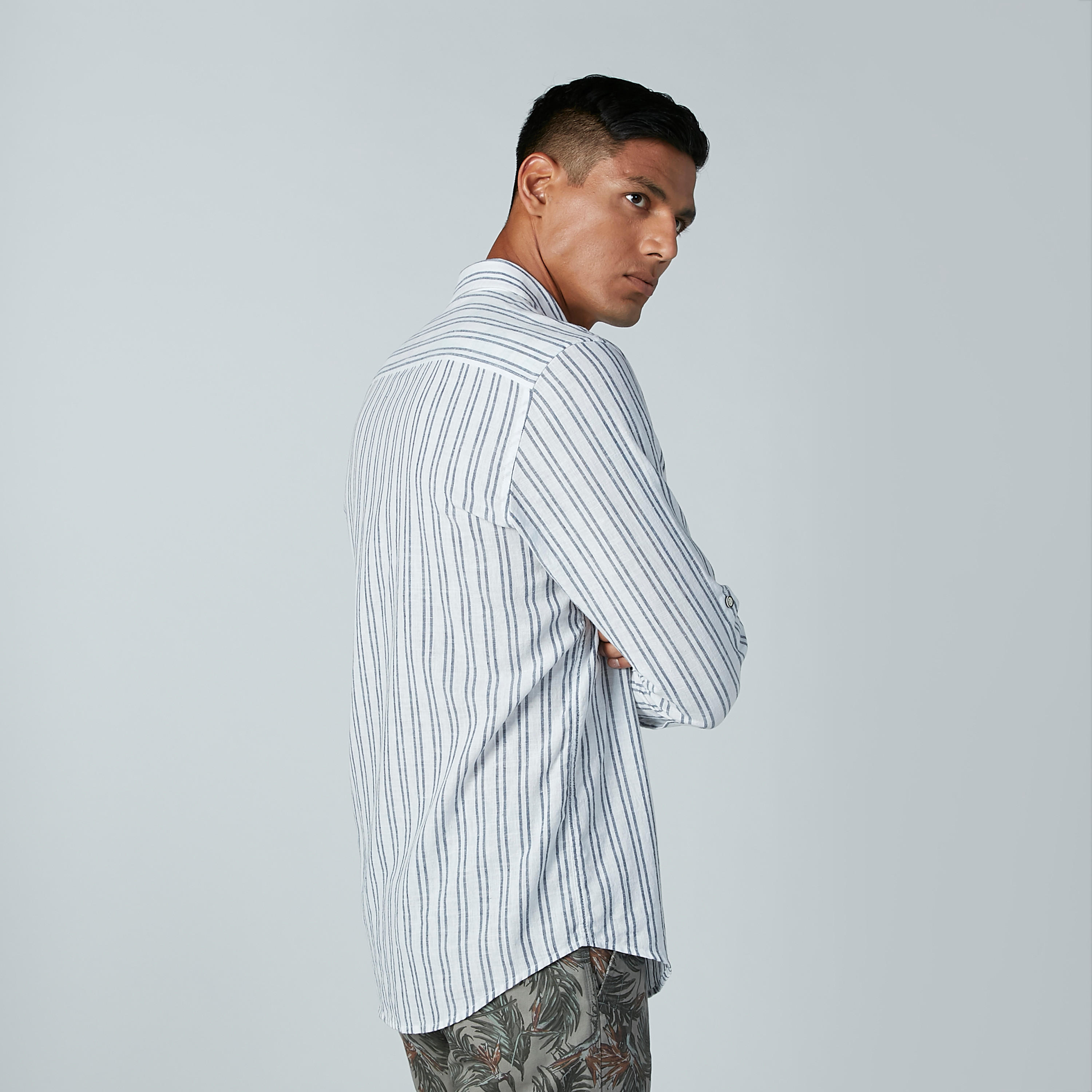قميص رسمي مقلّم بأكمام طويلة وياقة واسعة-men-clothing-shirts-image-1