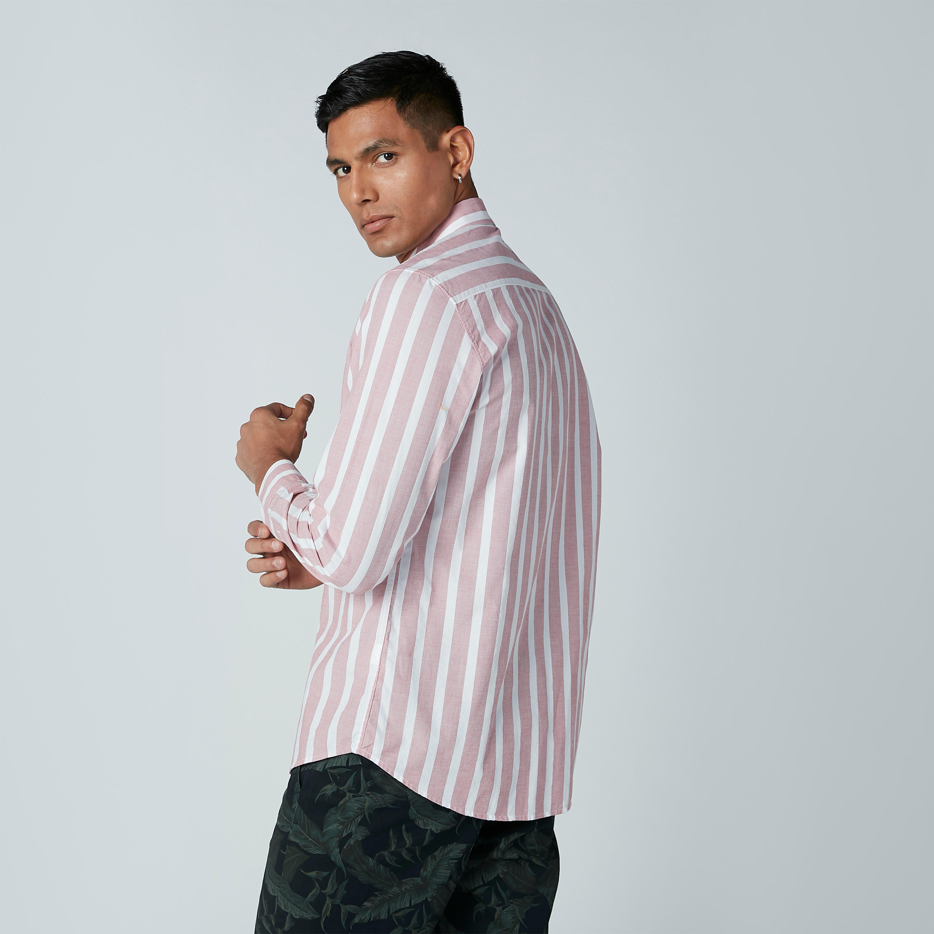 قميص رسمي مقلّم بأزرار-men-clothing-shirts-image-2