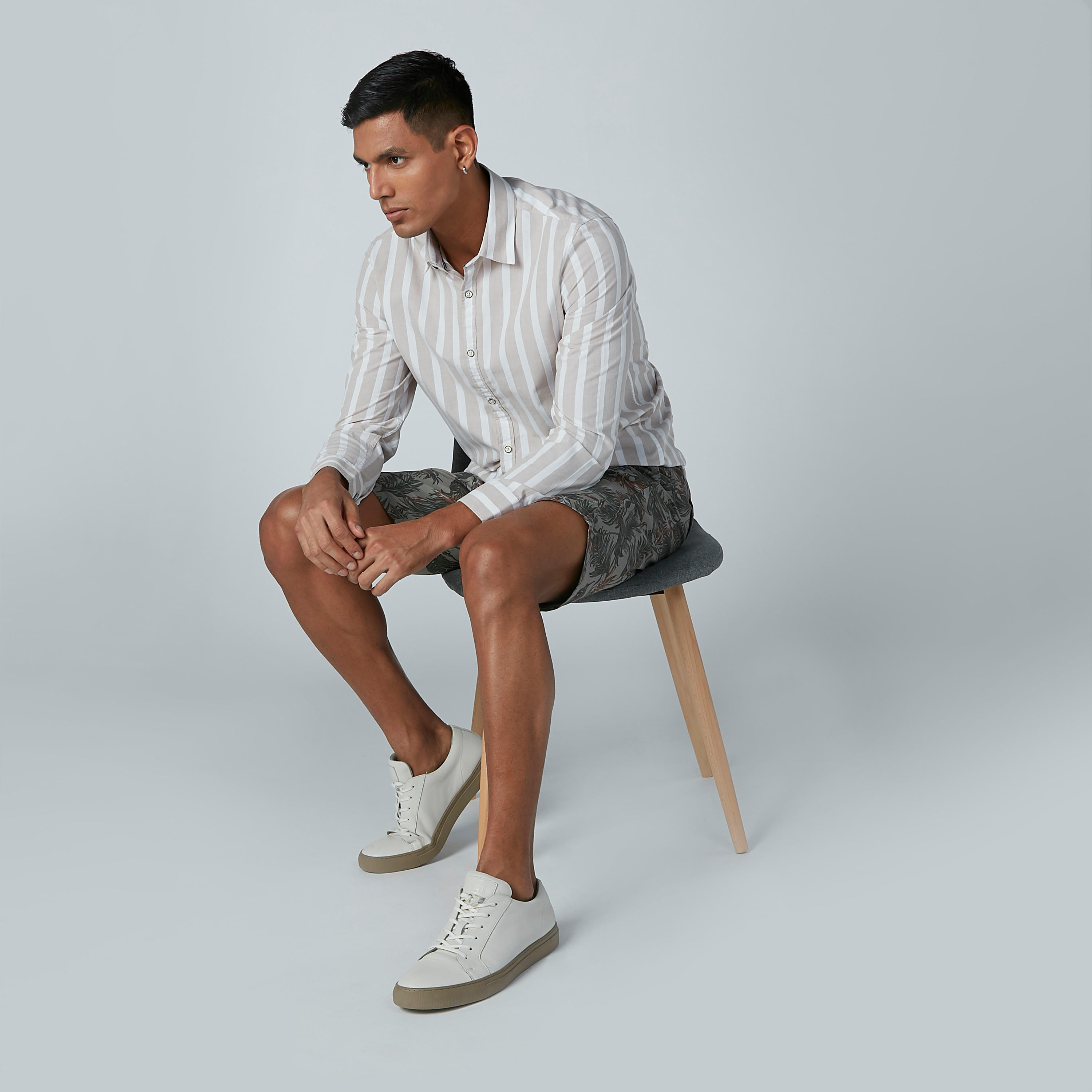 قميص كاجوال مقلّم بأكمام طويلة وياقة واسعة-men-clothing-shirts-image-1