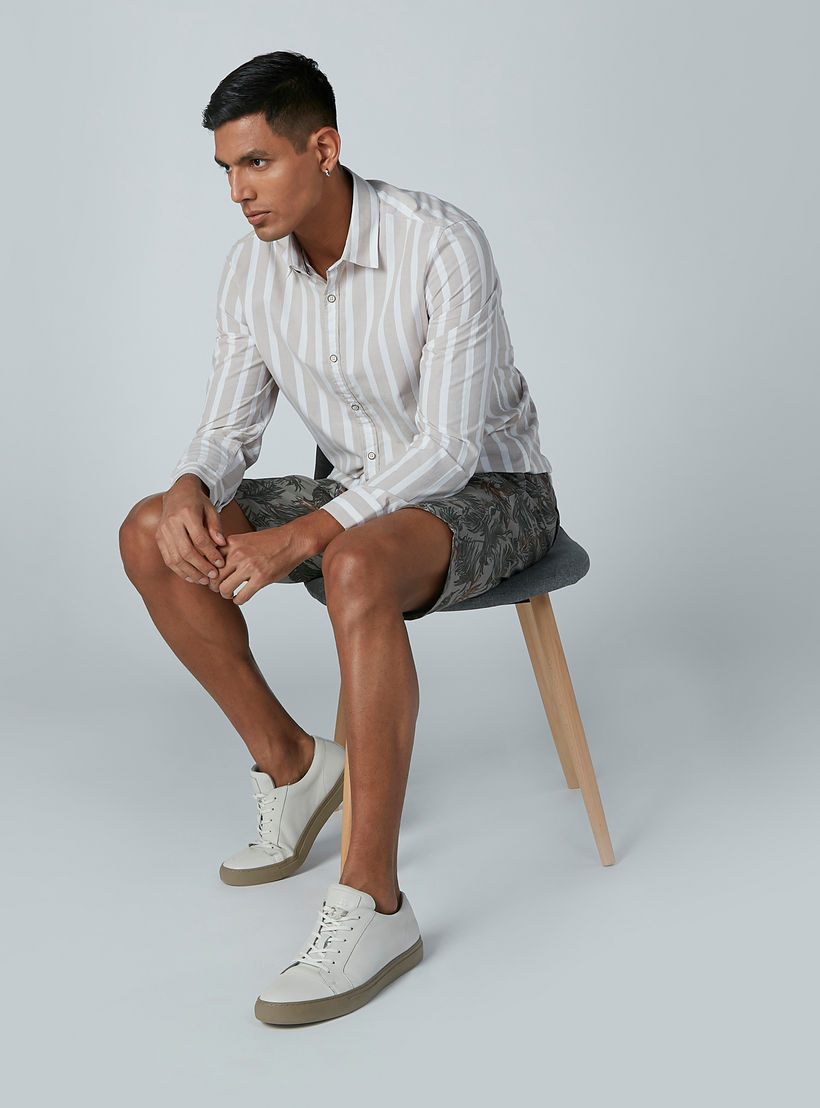 قميص كاجوال مقلّم بأكمام طويلة وياقة واسعة-men-clothing-shirts-image-1