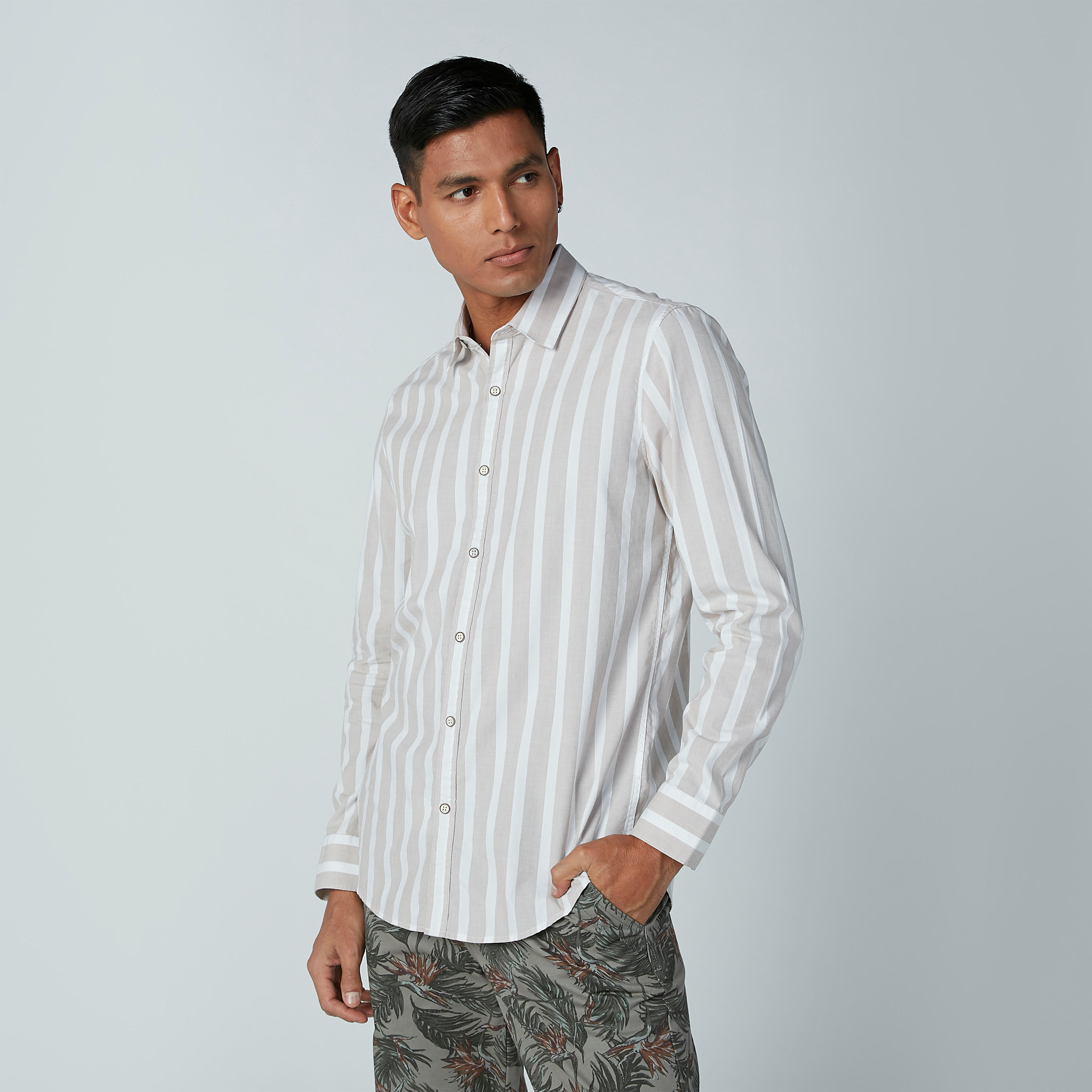 قميص كاجوال مقلّم بأكمام طويلة وياقة واسعة-men-clothing-shirts-image-2
