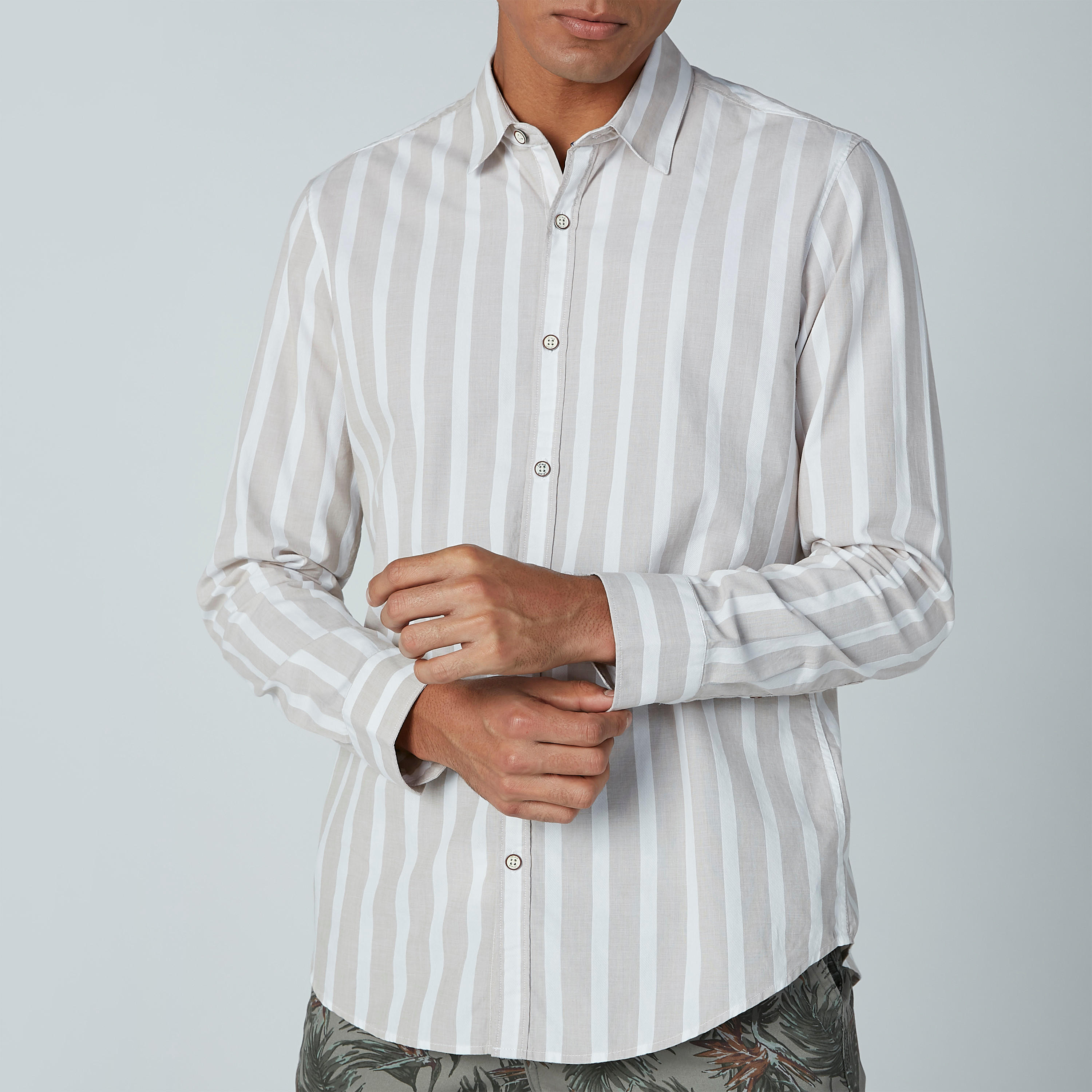 قميص كاجوال مقلّم بأكمام طويلة وياقة واسعة-men-clothing-shirts-image-3