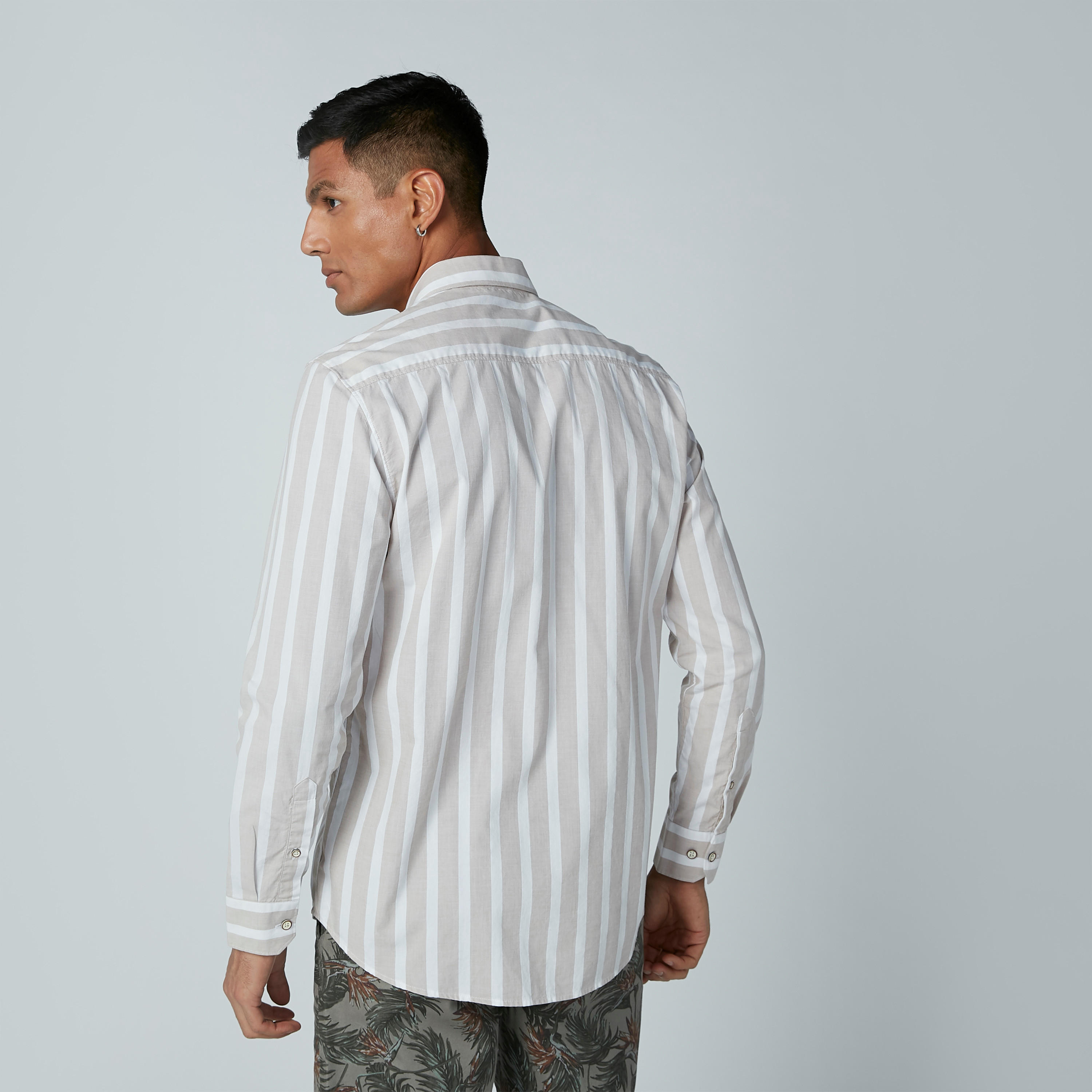 قميص كاجوال مقلّم بأكمام طويلة وياقة واسعة-men-clothing-shirts-image-4