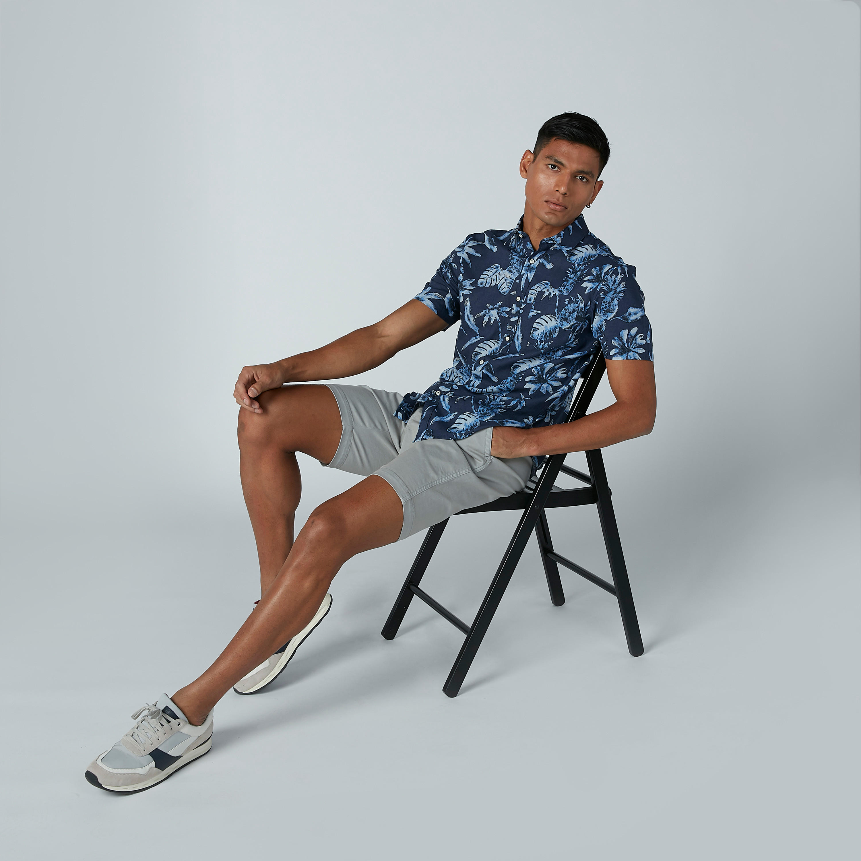 قميص بأكمام قصيرة وياقة واسعة وطبعات-men-clothing-shirts-image-2