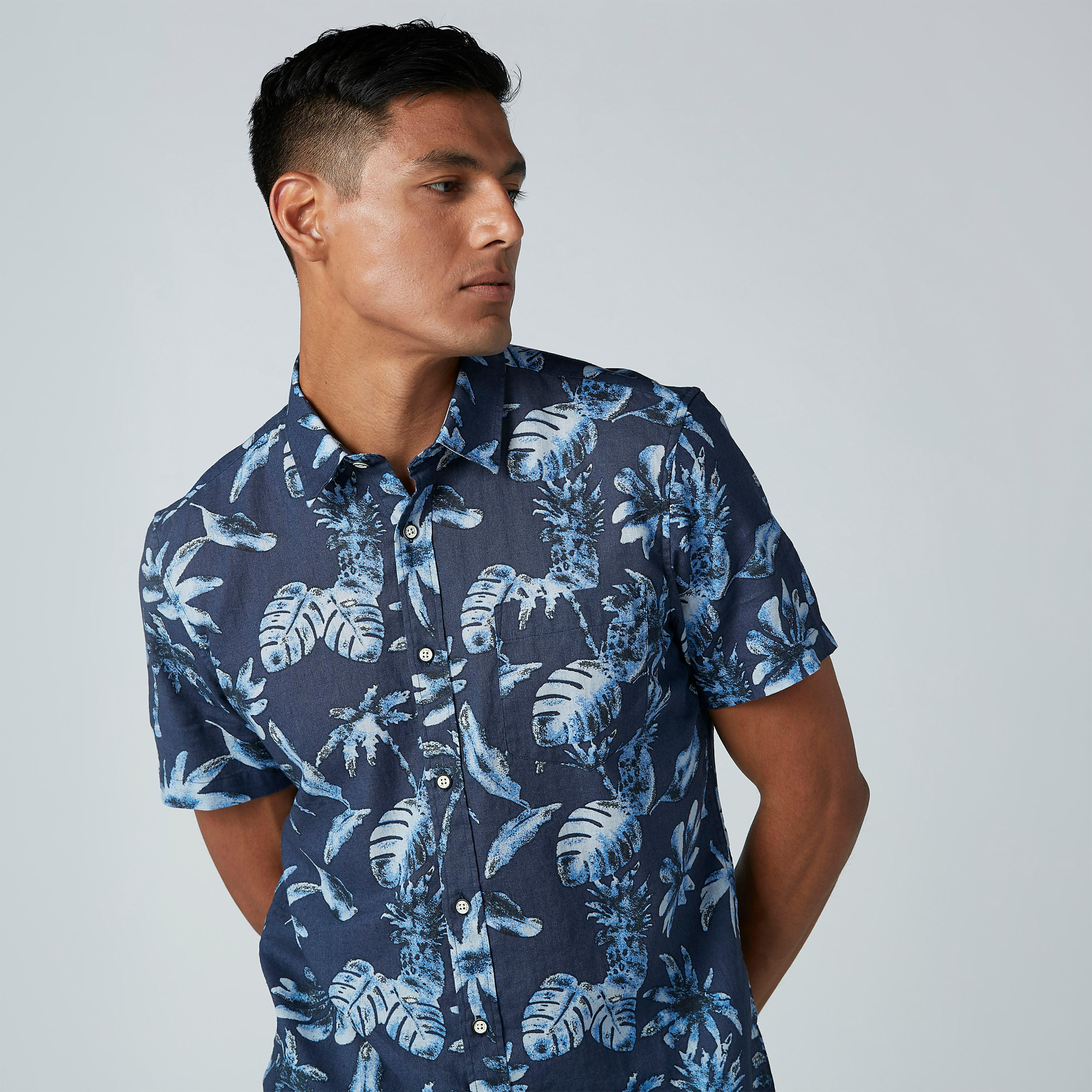 قميص بأكمام قصيرة وياقة واسعة وطبعات-men-clothing-shirts-image-3