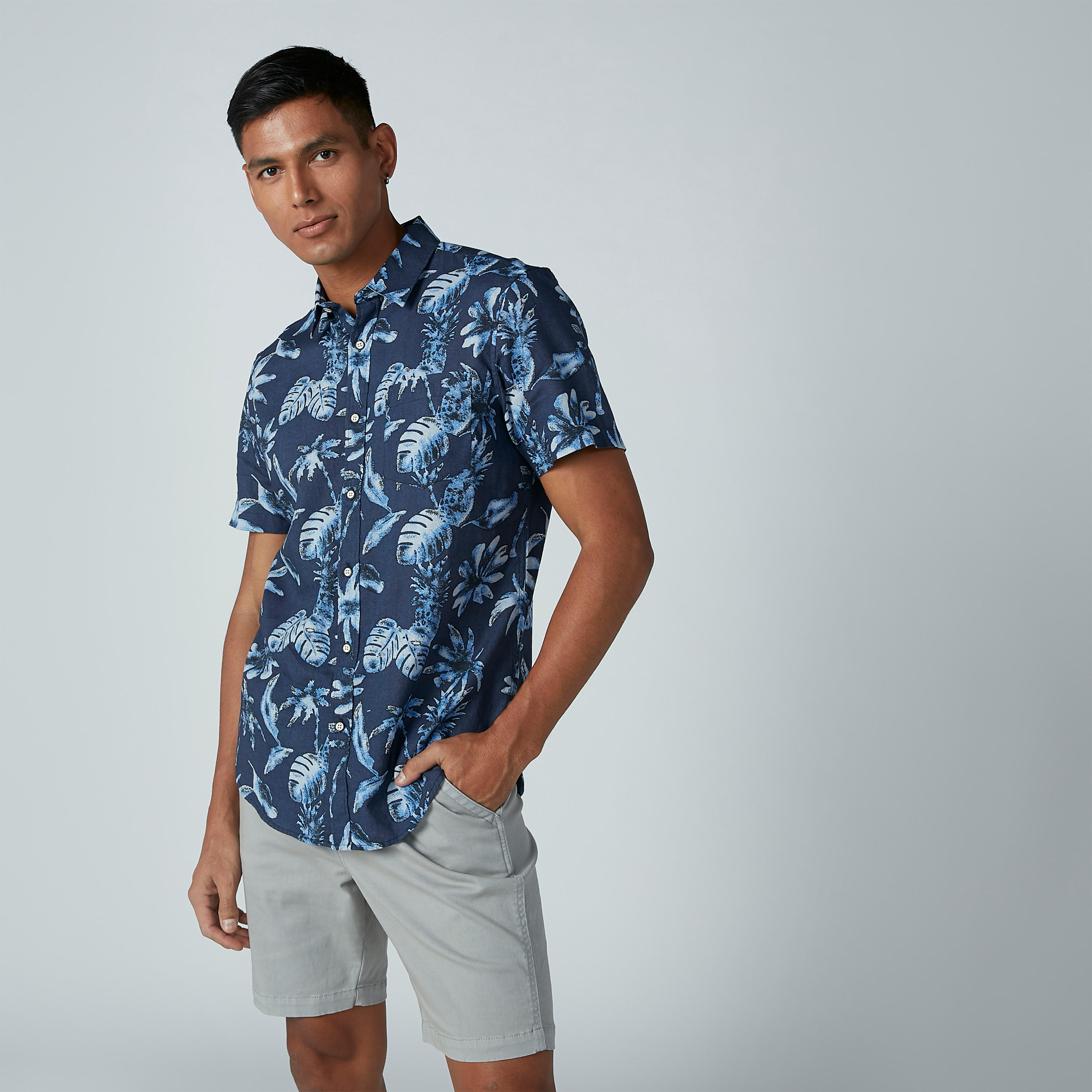 قميص بأكمام قصيرة وياقة واسعة وطبعات-men-clothing-shirts-image-1