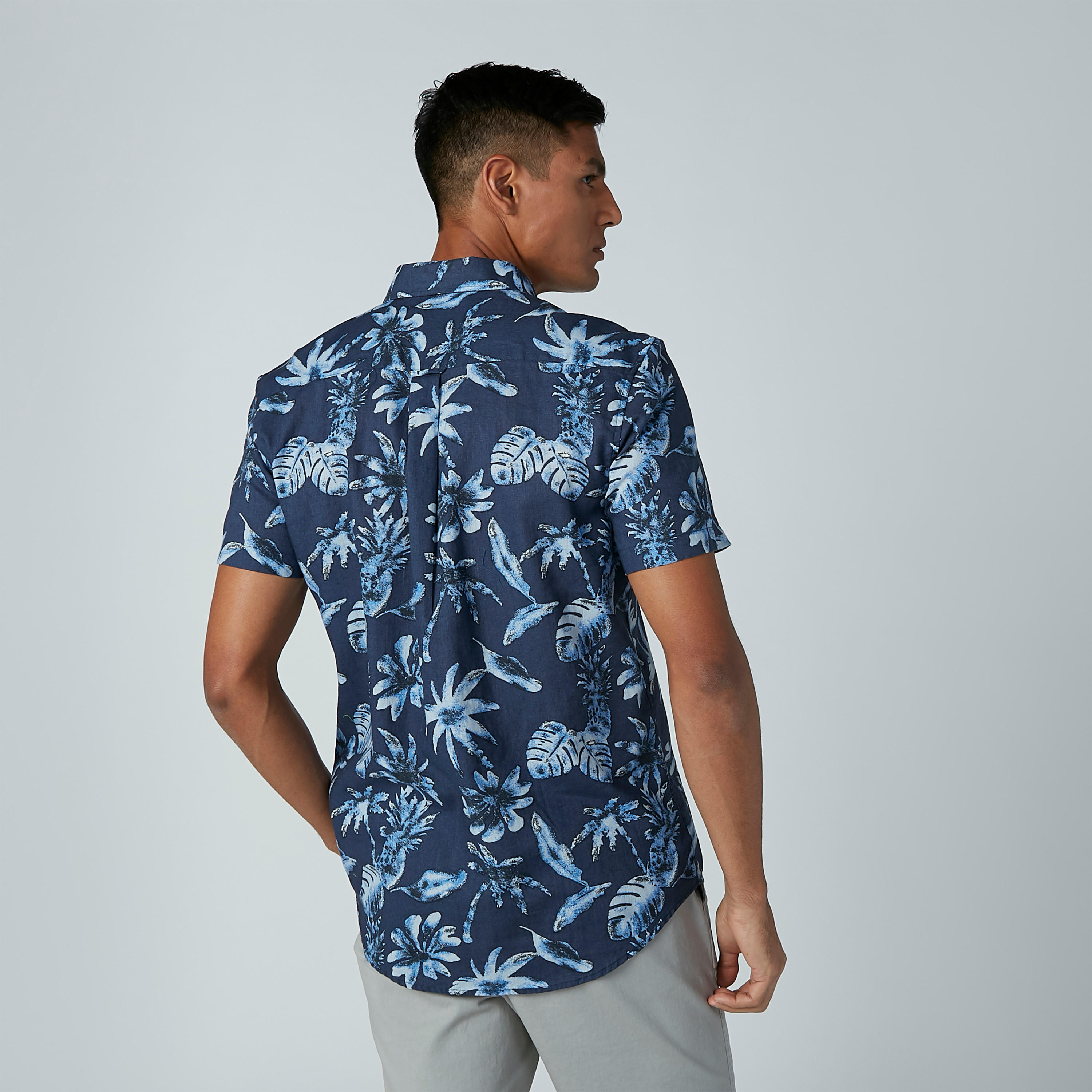 قميص بأكمام قصيرة وياقة واسعة وطبعات-men-clothing-shirts-image-4