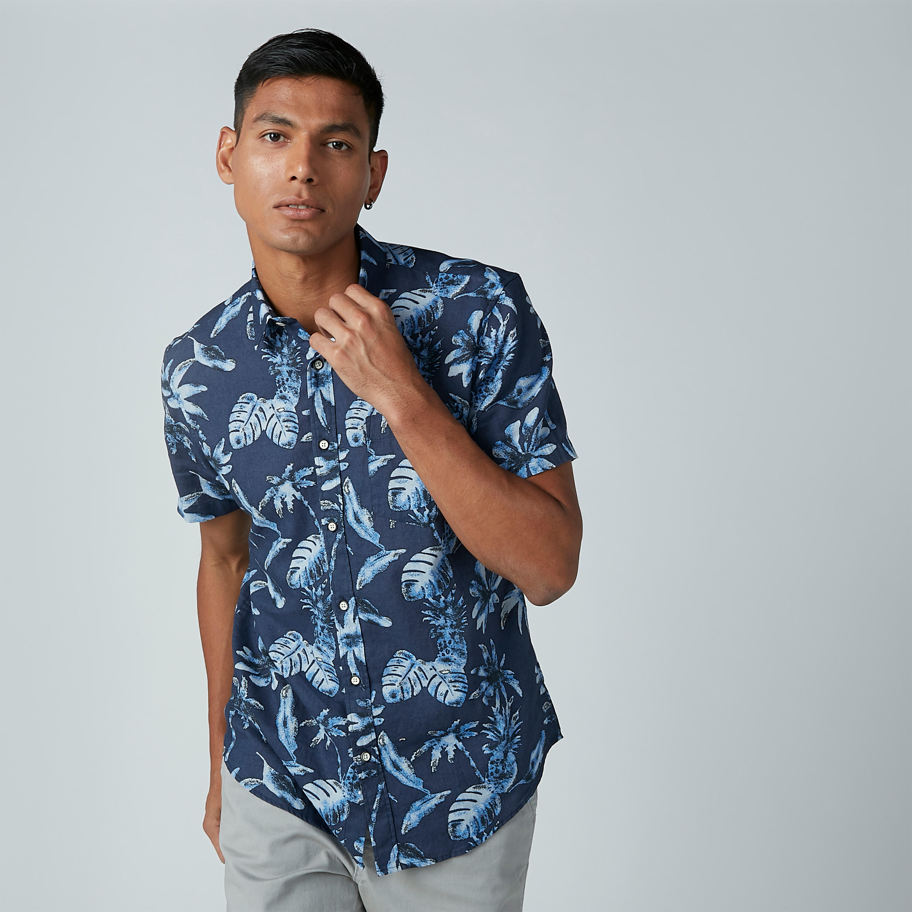 قميص بأكمام قصيرة وياقة واسعة وطبعات-men-clothing-shirts-image-5