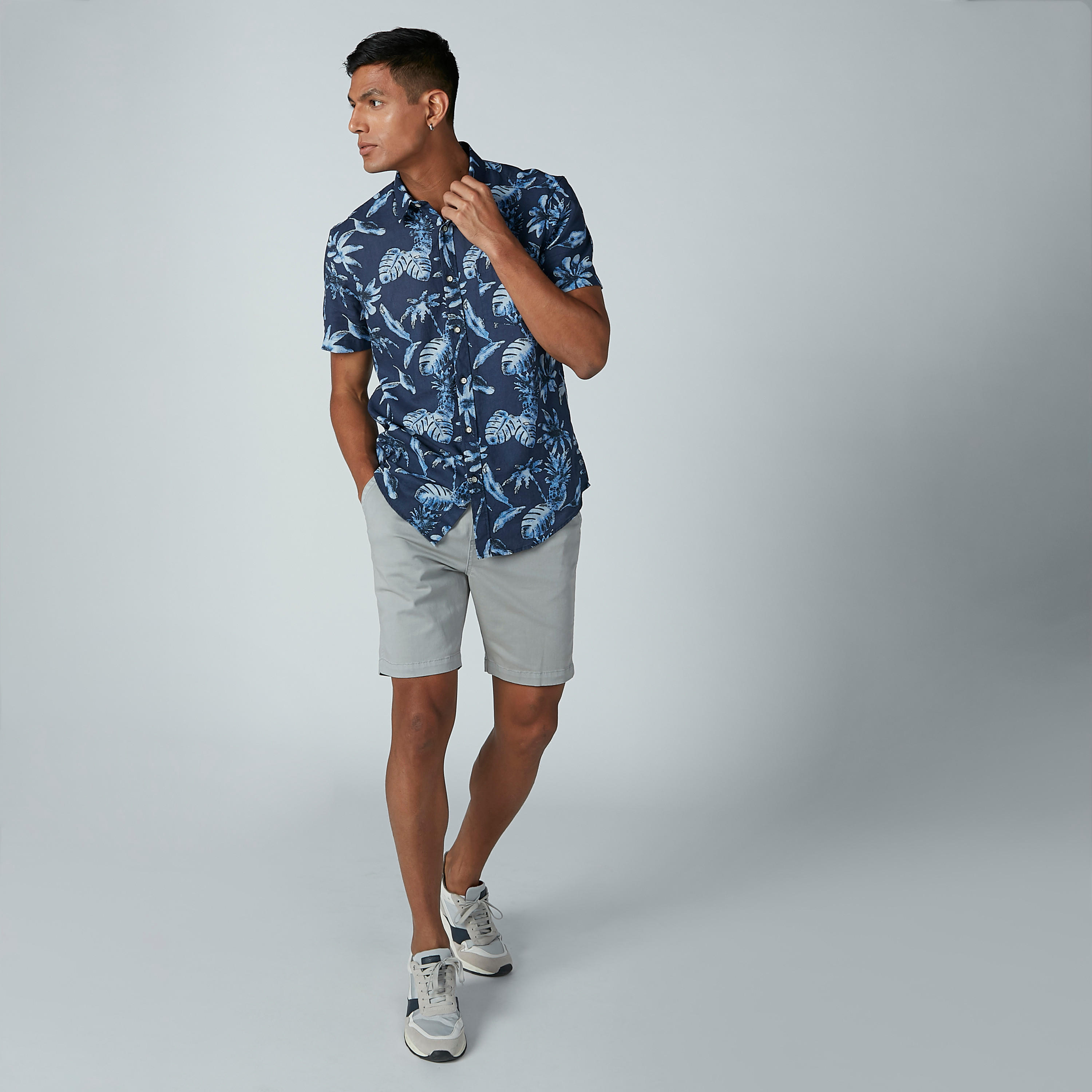 قميص بأكمام قصيرة وياقة واسعة وطبعات-men-clothing-shirts-image-6