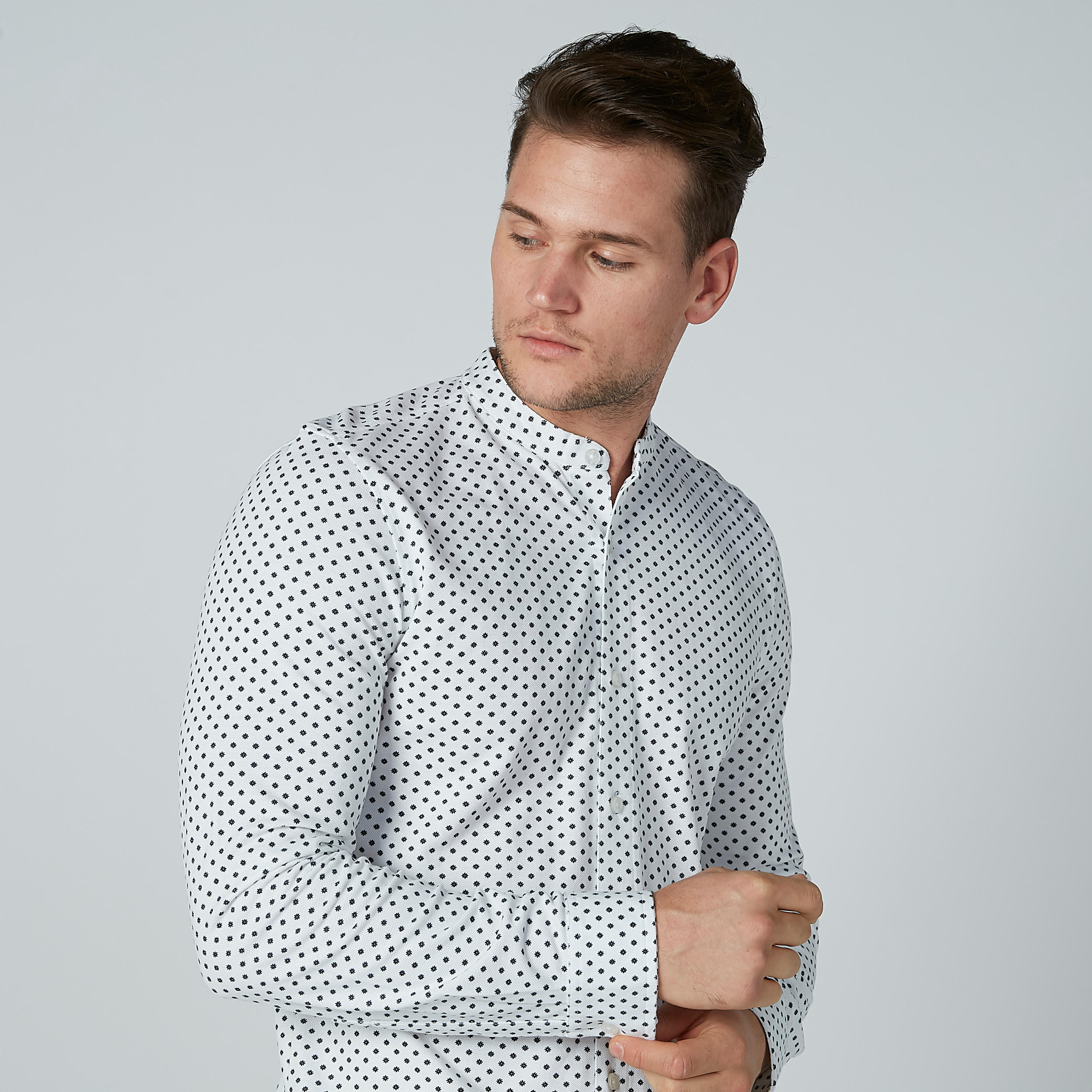 قميص بياقة ماندارين أكمام طويلة وطبعات منقّطة-men-clothing-shirts-image-2