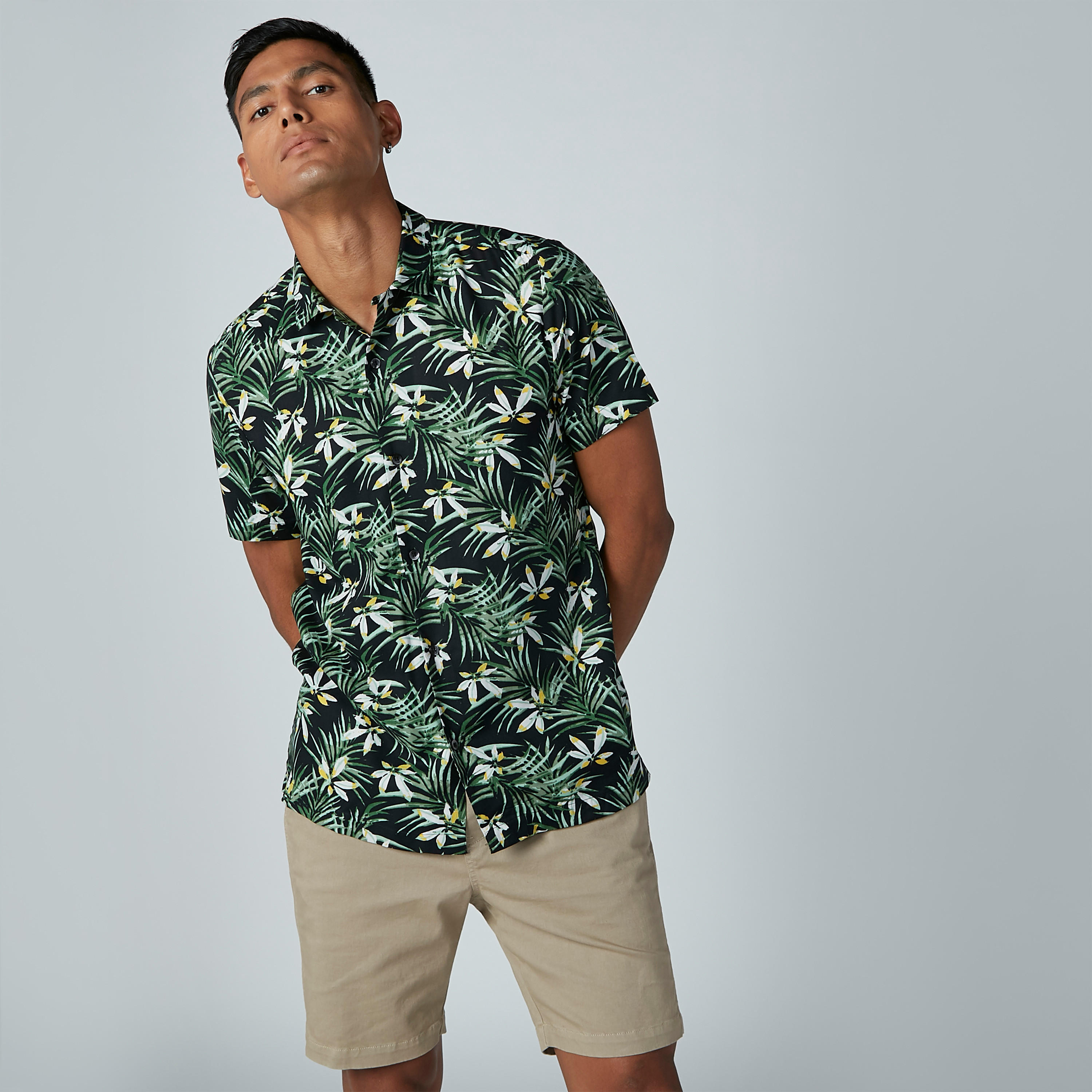 قميص بأكمام قصيرة وأزرار وطبعات-men-clothing-shirts-image-1