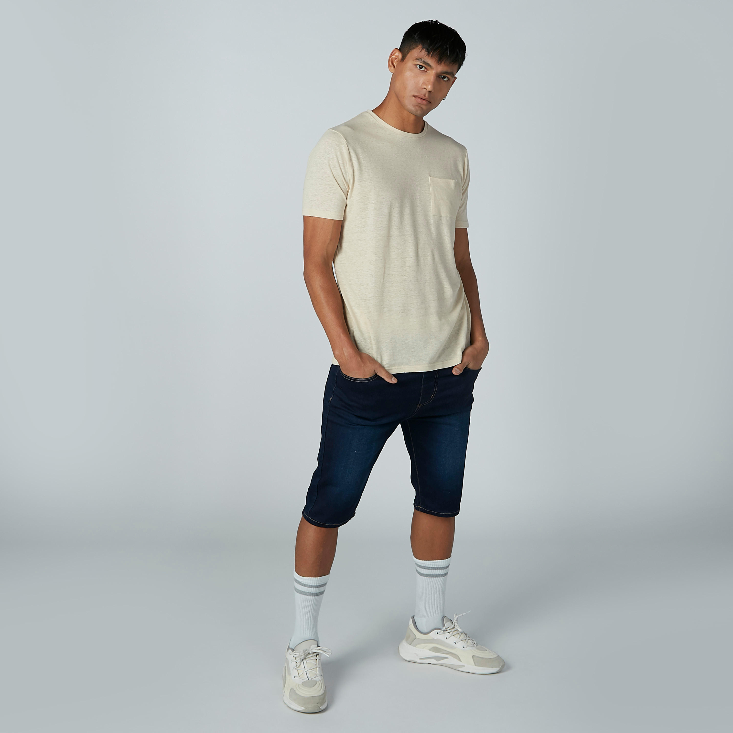 تيشيرت بياقة مستديرة وأكمام قصيرة وجيب على الصدر-men-clothing-tshirtsandpolos-tshirts-image-1