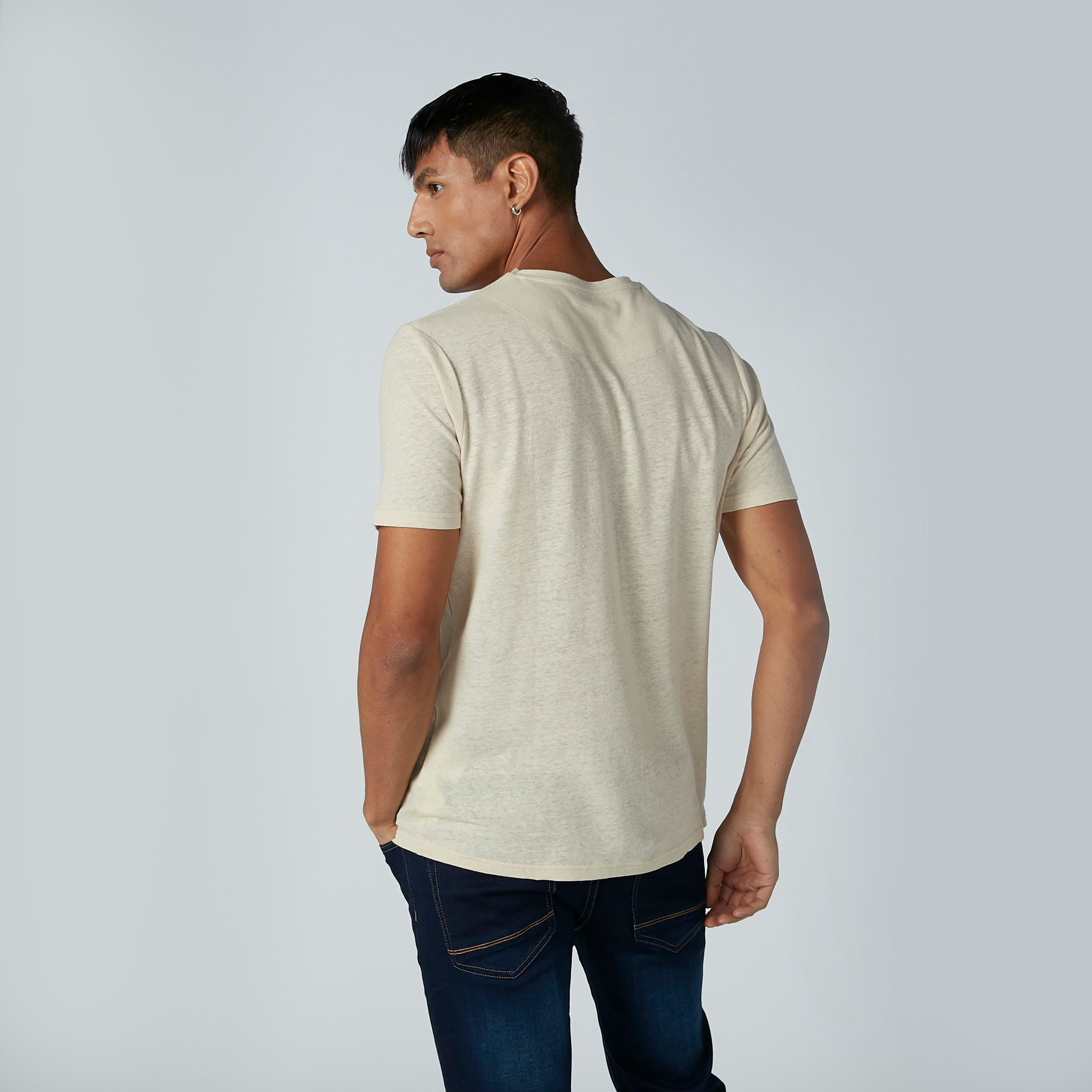 تيشيرت بياقة مستديرة وأكمام قصيرة وجيب على الصدر-men-clothing-tshirtsandpolos-tshirts-image-3