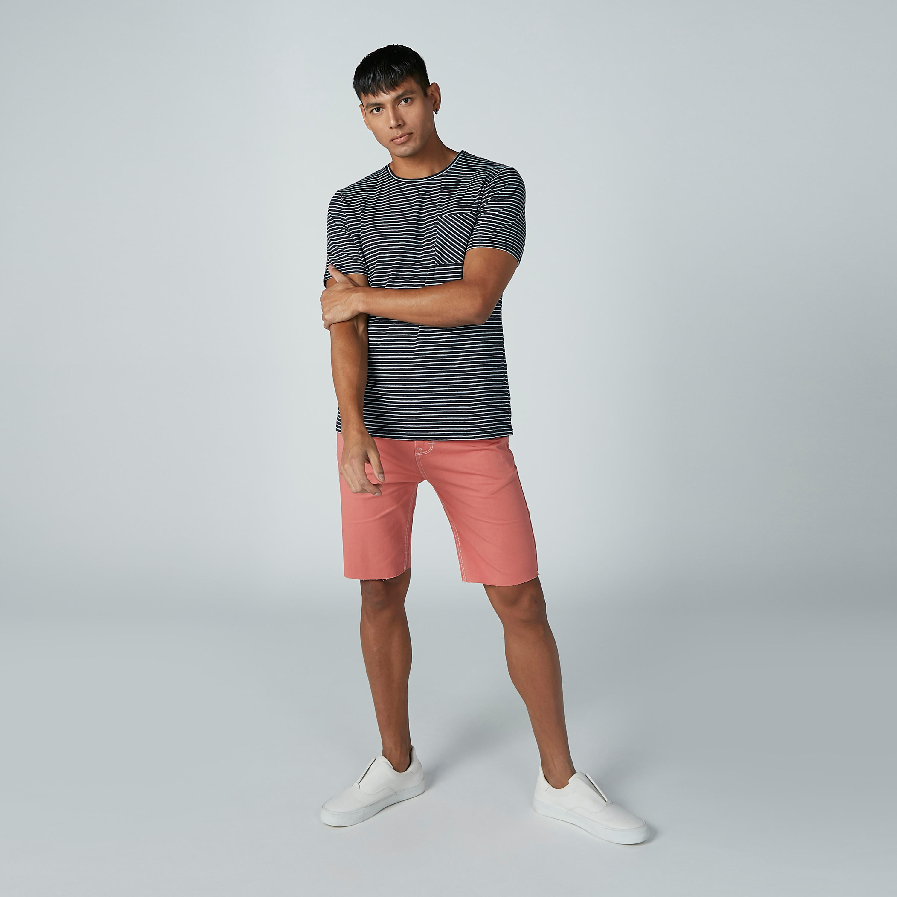 تيشيرت مقلّم بأكمام قصيرة وجيب على الصدر-men-clothing-tshirtsandpolos-tshirts-image-2
