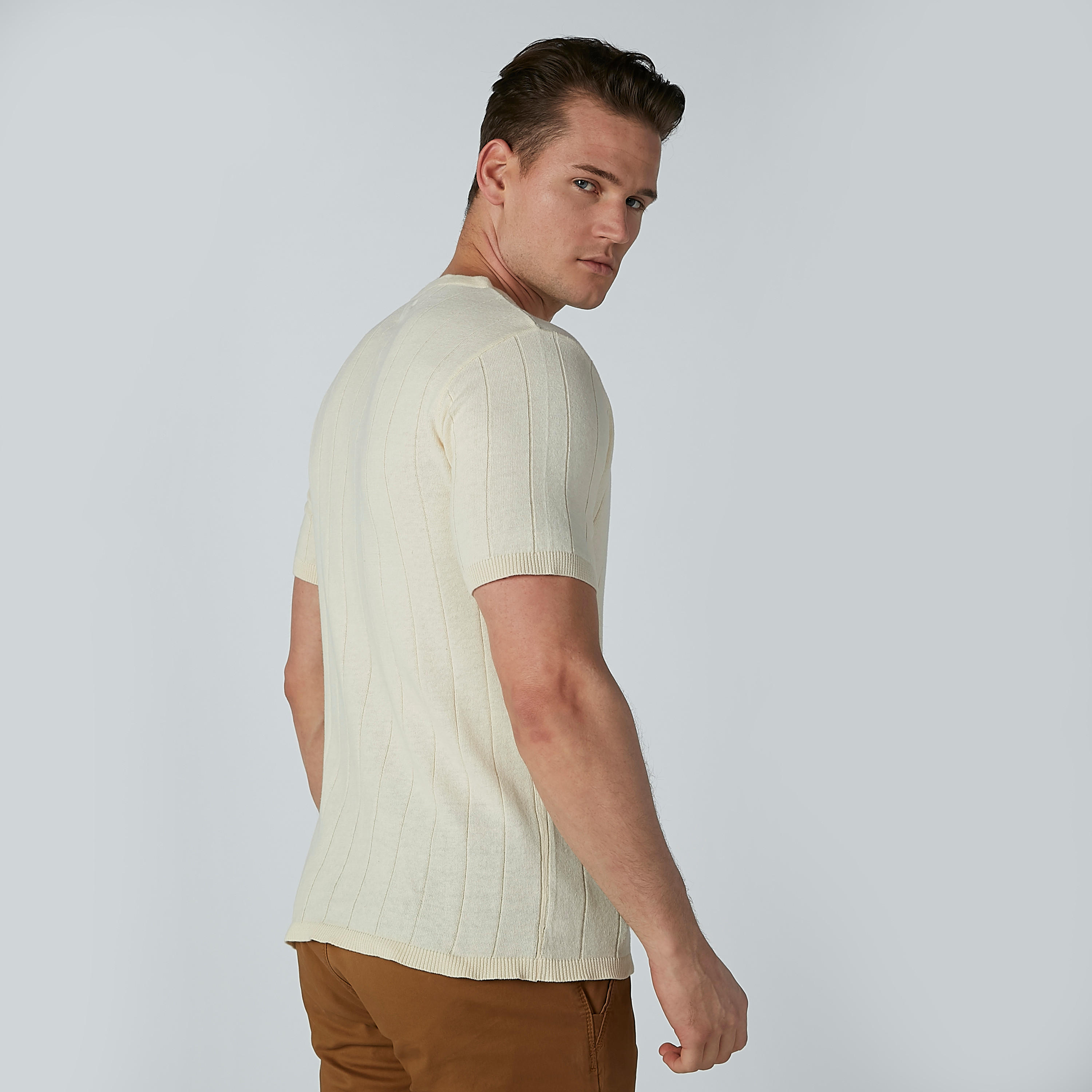 تيشيرت بياقة هينلي وأكمام قصيرة-men-clothing-tshirtsandpolos-tshirts-image-4
