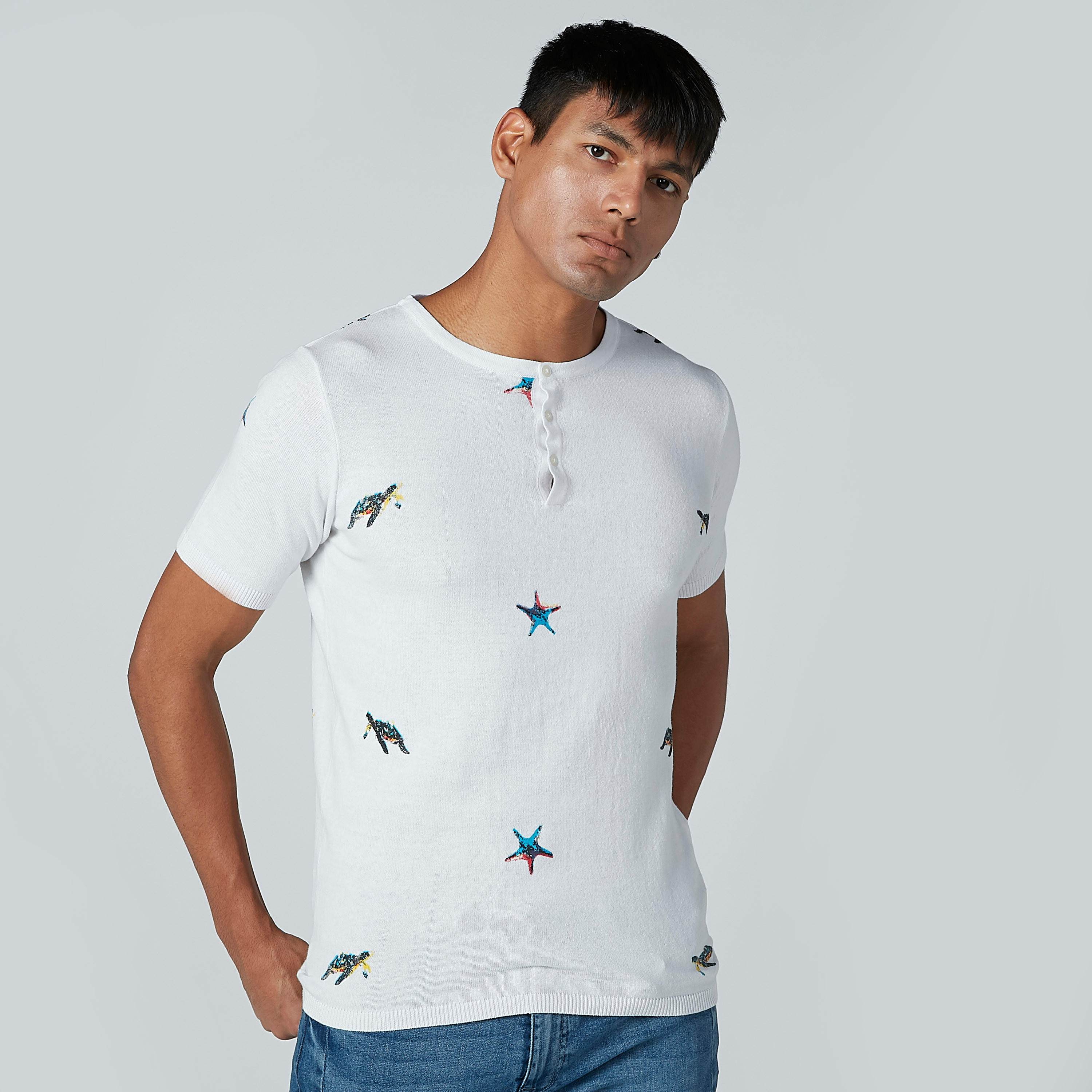 تيشيرت بياقة هينلي وأكمام قصيرة وطبعات-men-clothing-tshirtsandpolos-polos-image-1