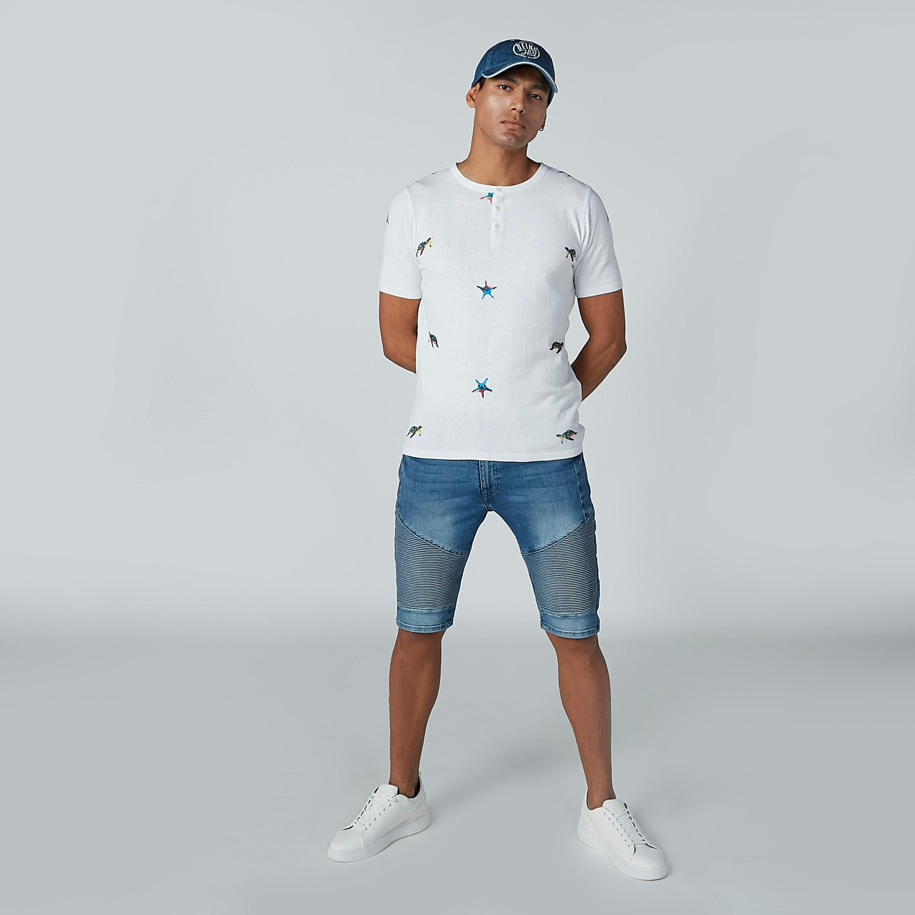 تيشيرت بياقة هينلي وأكمام قصيرة وطبعات-men-clothing-tshirtsandpolos-polos-image-2