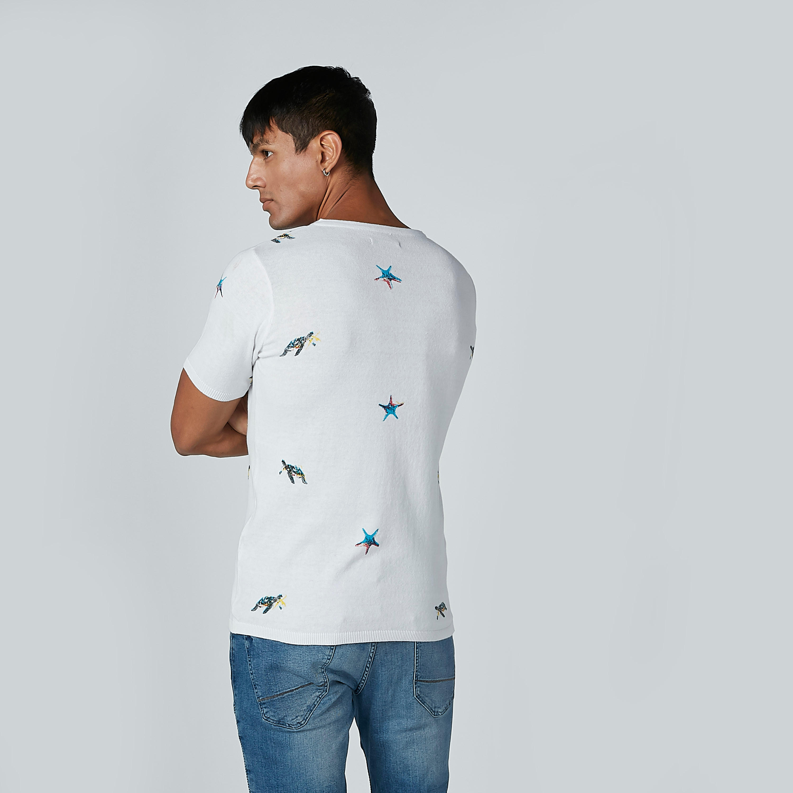 تيشيرت بياقة هينلي وأكمام قصيرة وطبعات-men-clothing-tshirtsandpolos-polos-image-3
